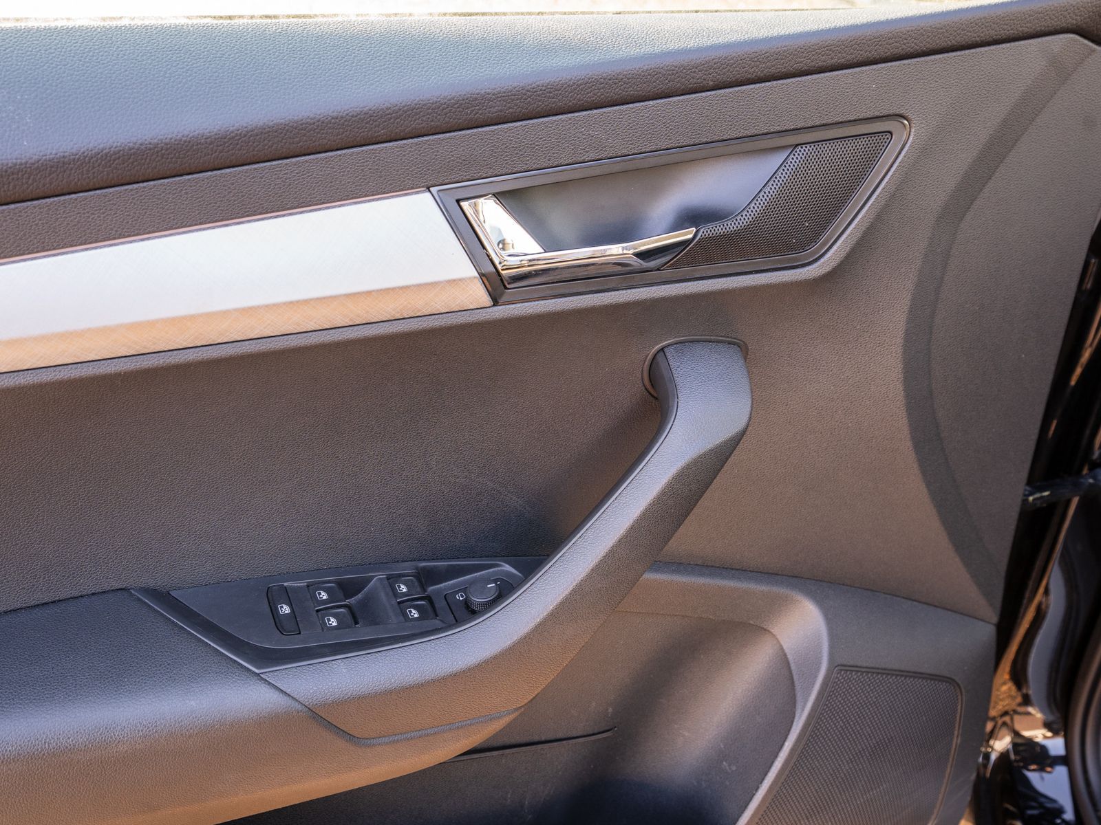 Fahrzeugabbildung SKODA Karoq Tour 1.0 TSI LED Navi RFK SHZ Stdhzg AHK