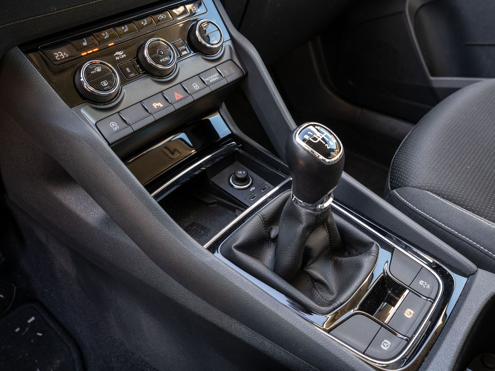 Fahrzeugabbildung SKODA Karoq Tour 1.0 TSI LED Navi RFK SHZ Stdhzg AHK