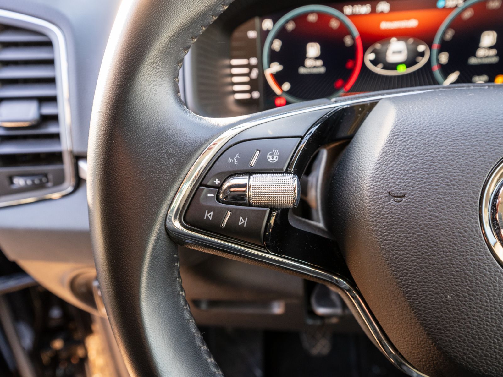 Fahrzeugabbildung SKODA Karoq Tour 1.0 TSI LED Navi RFK SHZ Stdhzg AHK