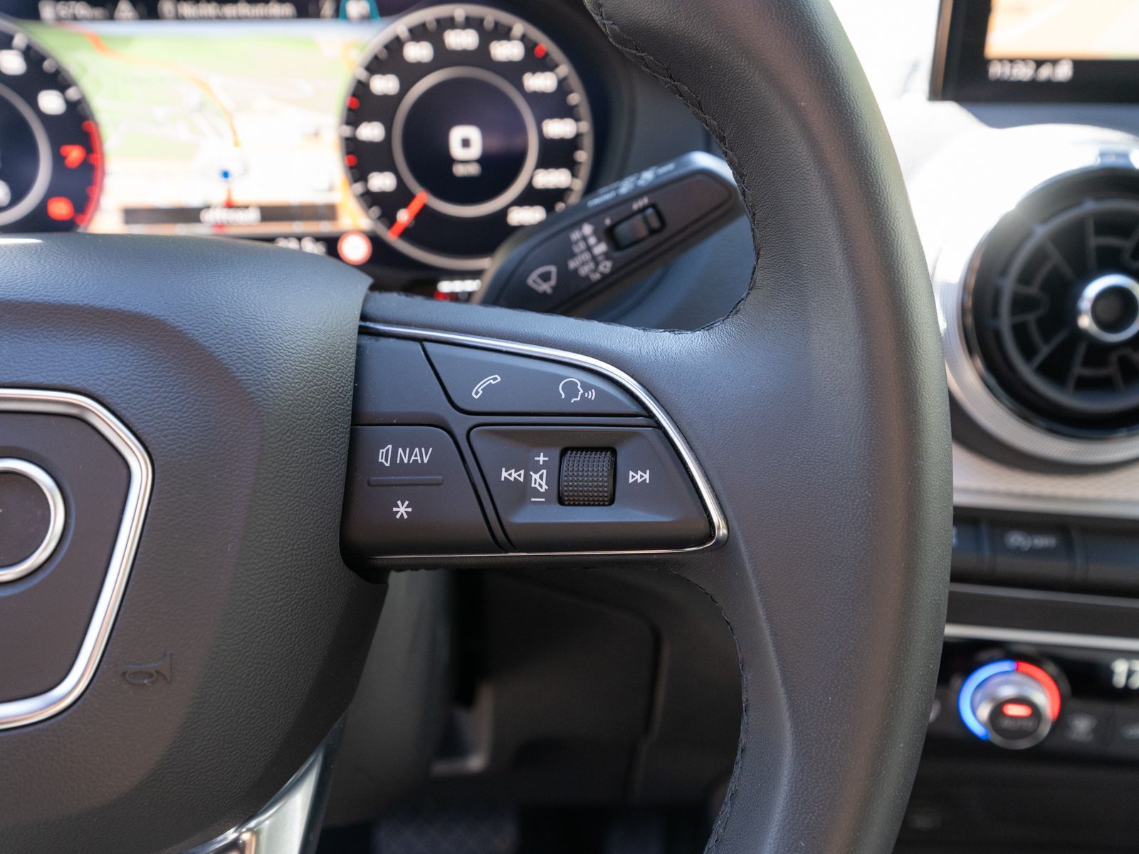 Fahrzeugabbildung Audi Q2 advanced 35TFSI NAVI LED RFK ACC LEDER VC