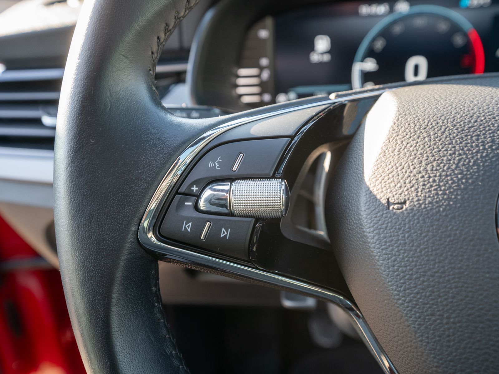 Fahrzeugabbildung SKODA Kamiq Clever 1.0 TSI LED Navi PDC SHZ PANO AHK