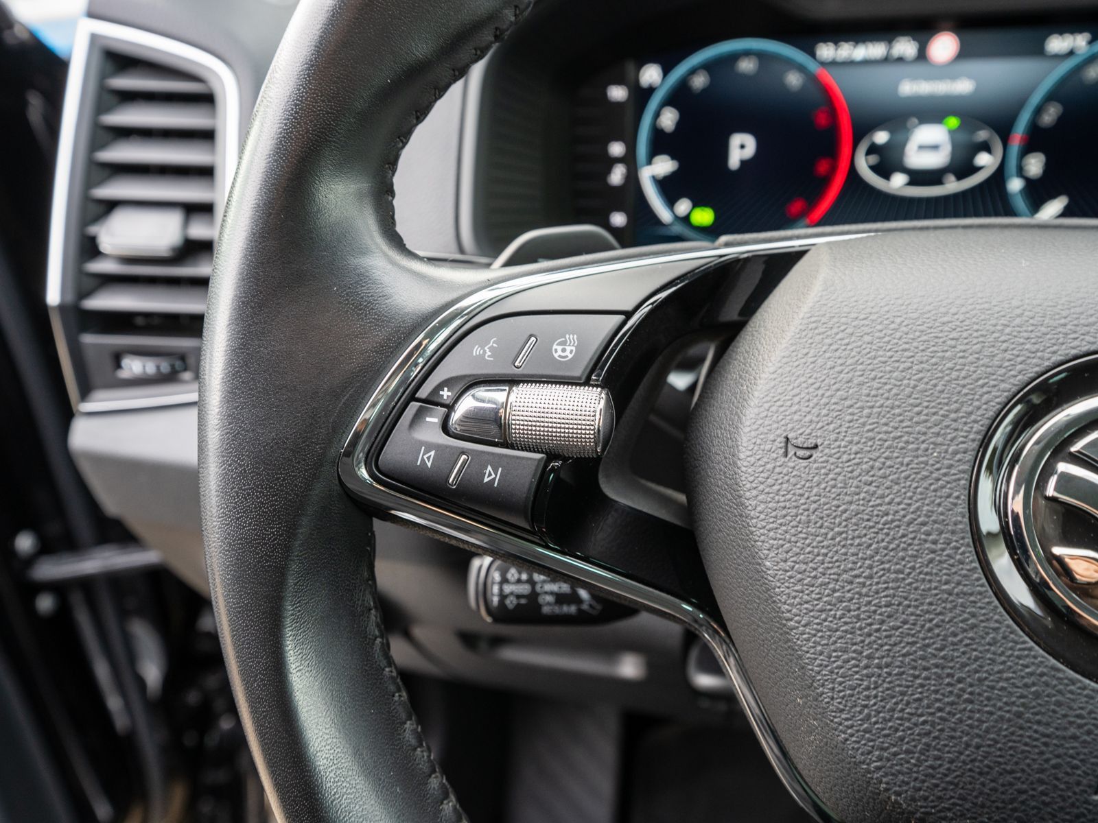 Fahrzeugabbildung SKODA Karoq Ambition 2.0 TDI DSG LED Navi RFK ACC AHK