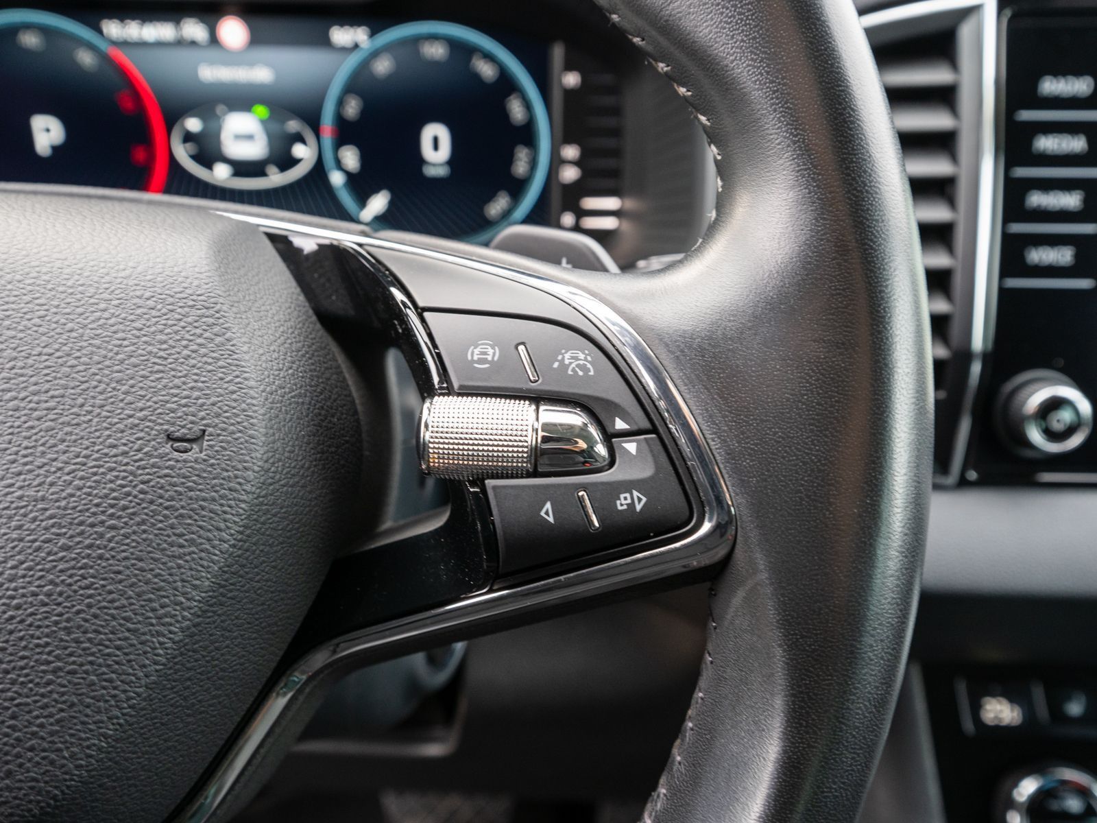 Fahrzeugabbildung SKODA Karoq Ambition 2.0 TDI DSG LED Navi RFK ACC AHK