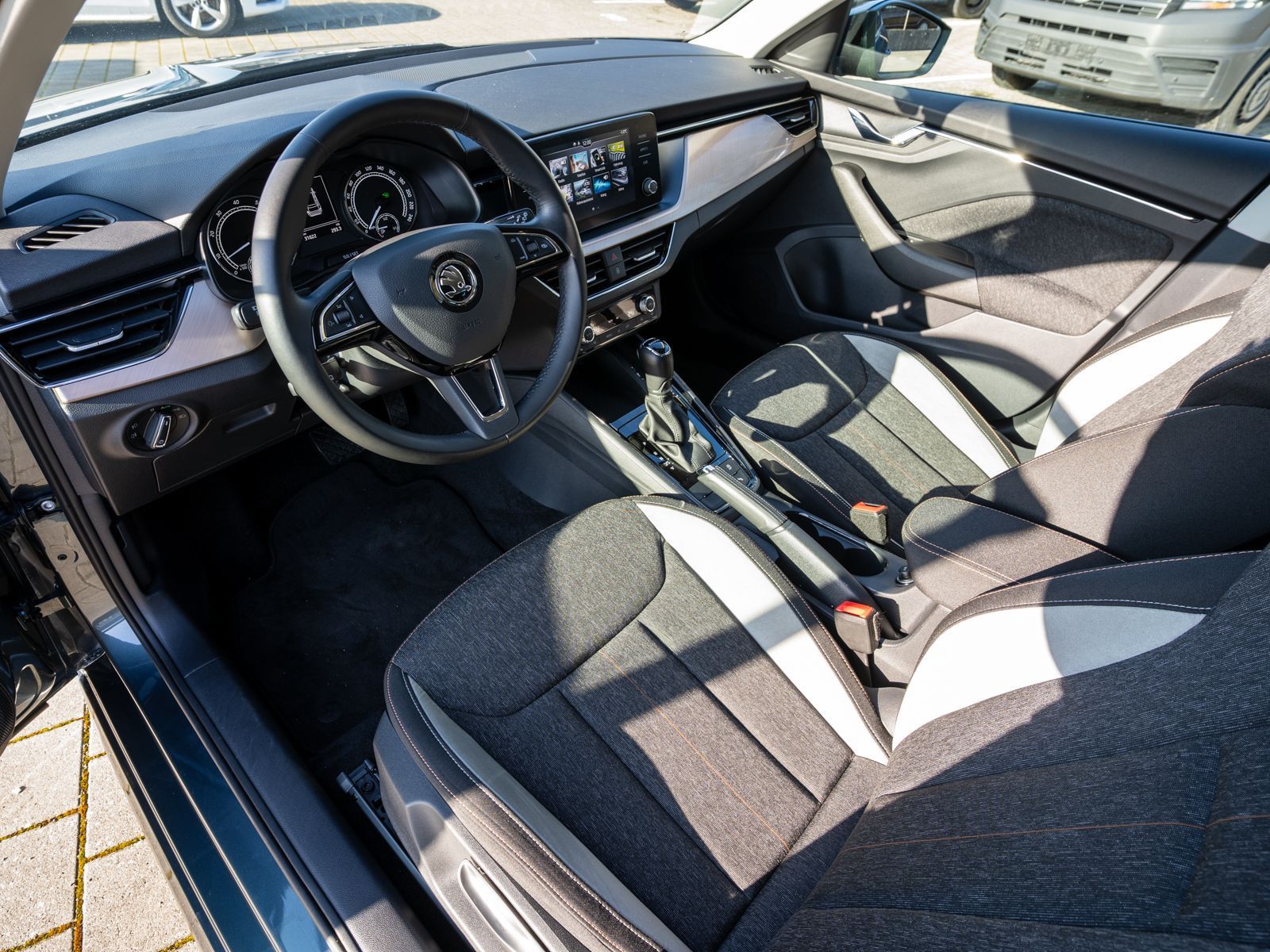 Fahrzeugabbildung SKODA Kamiq Style 1.5TSI DSG LED RFK PDC ACC SHZ