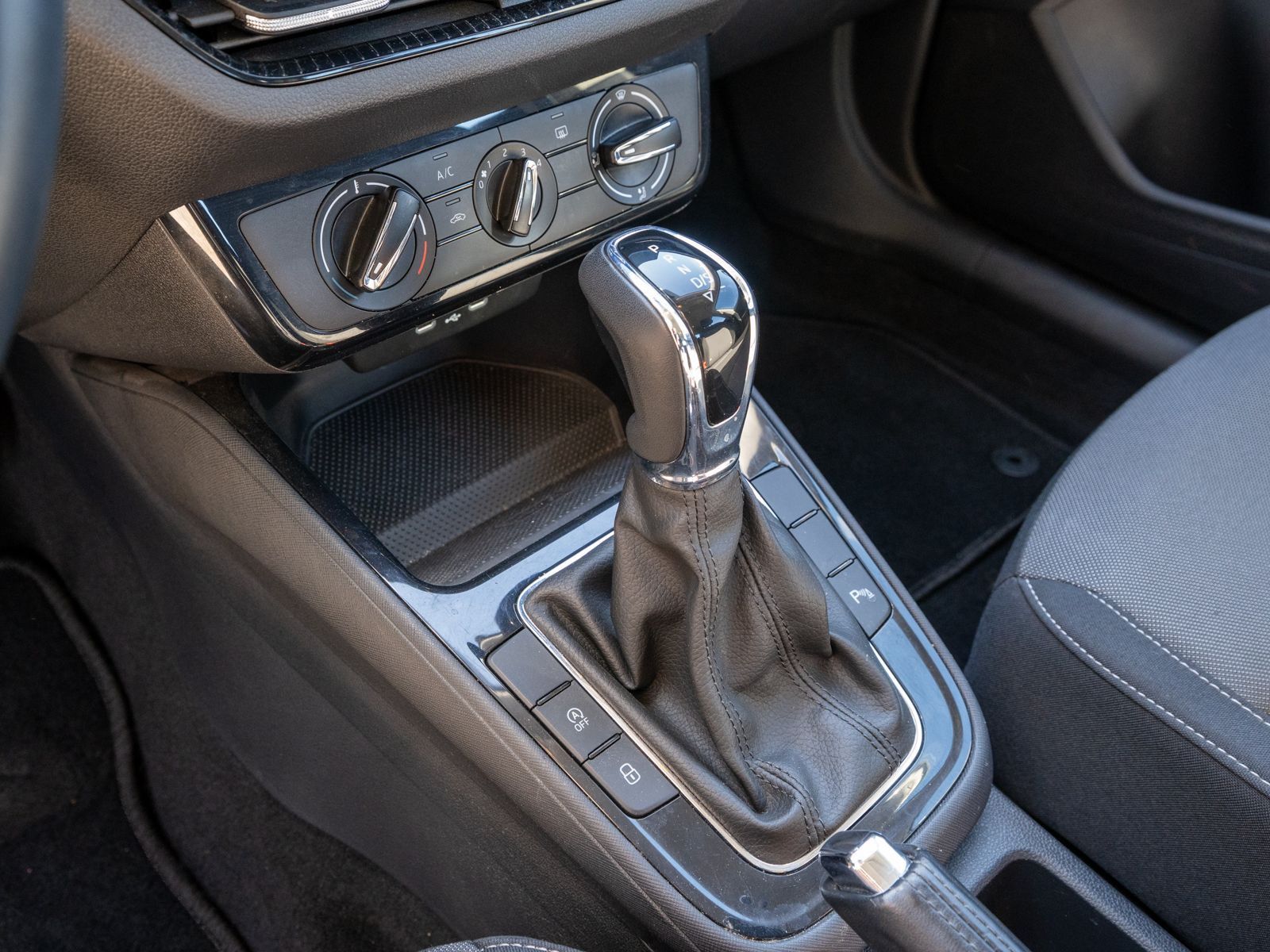 Fahrzeugabbildung SKODA Fabia Ambition 1.0TSI DSG Klima Navi PDC v/h RFK