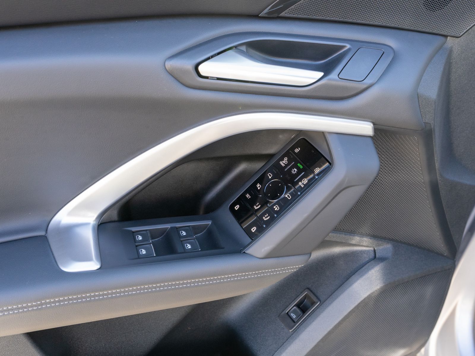 Fahrzeugabbildung Audi Q5 SUV TDI quattr NAVI LED PANO AHK LEDER RFK VC