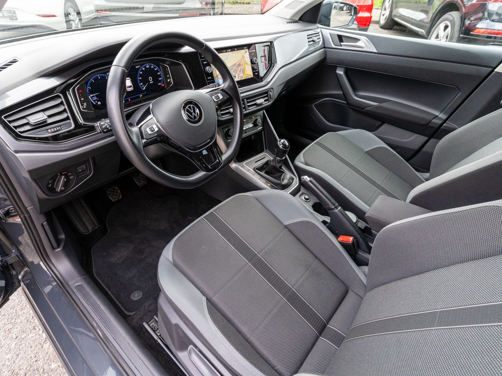 Fahrzeugabbildung Volkswagen Polo Highline 1.0 TSI LED NAVI RFK PDC SHZ