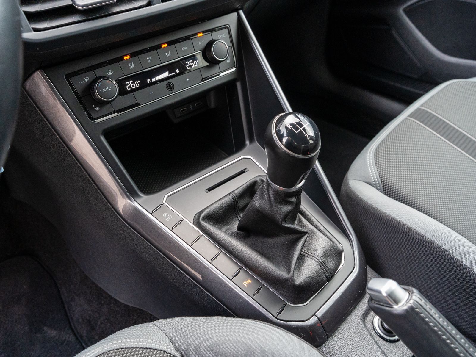 Fahrzeugabbildung Volkswagen Polo Highline 1.0 TSI LED NAVI RFK PDC SHZ