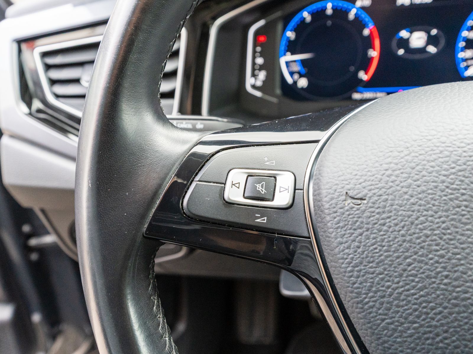 Fahrzeugabbildung Volkswagen Polo Highline 1.0 TSI LED NAVI RFK PDC SHZ