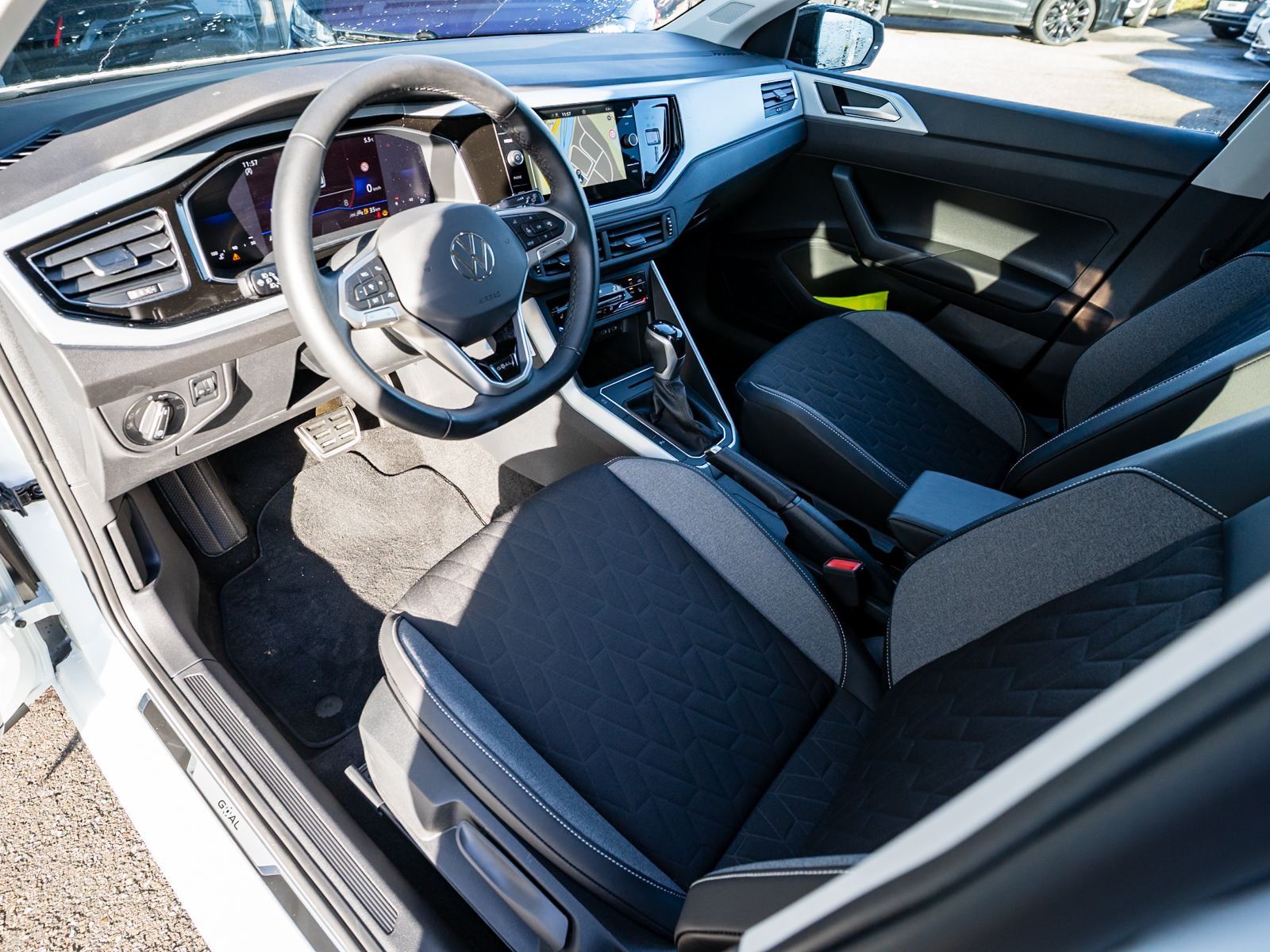 Fahrzeugabbildung Volkswagen Polo Goal 1.0TSI DSG AHK Navi RFK LED SHZ VC ACC