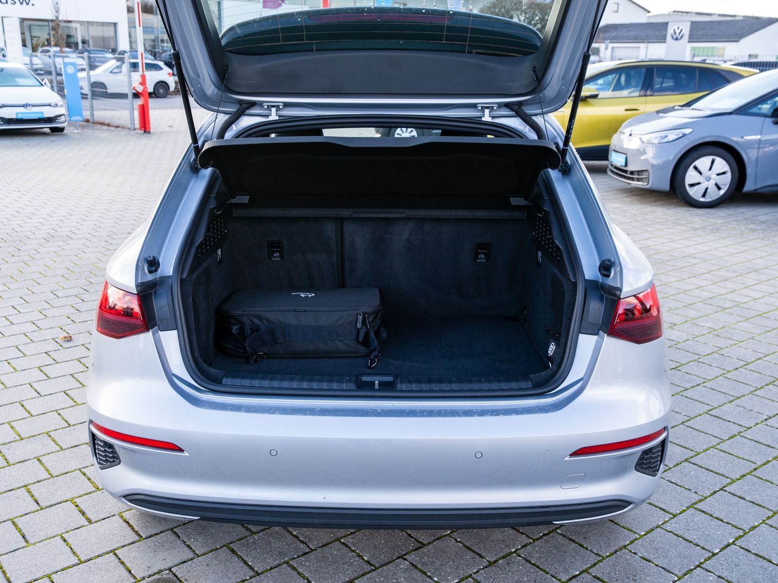 Fahrzeugabbildung Audi A3 Sportback S line 40TFSI e Stroni Navi RFK AHK