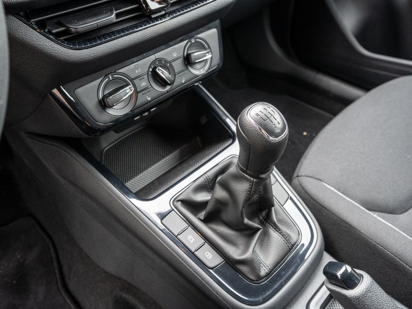 Fahrzeugabbildung SKODA Fabia Essence 1.0 TSI LED Klima PDC SHZ