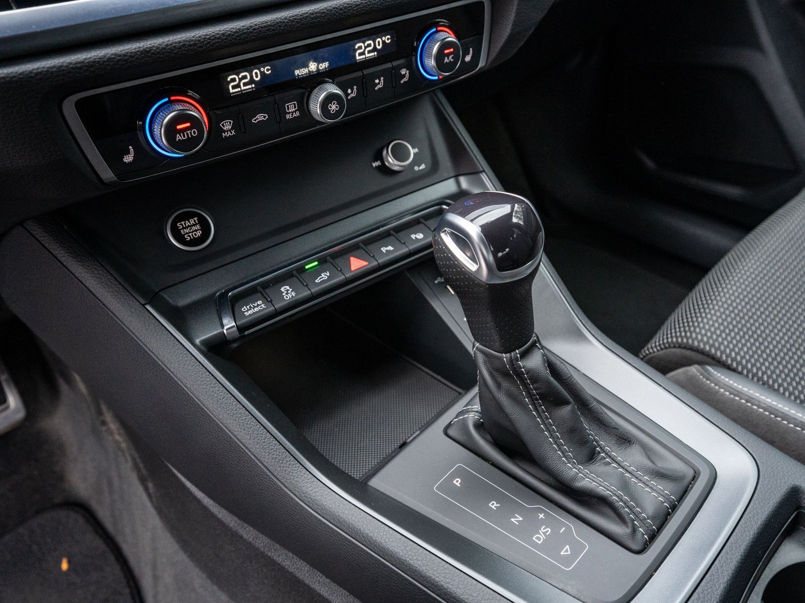 Fahrzeugabbildung Audi Q3 S line 45 TFSI e Stronic LED Navi RFK ACC SHZ