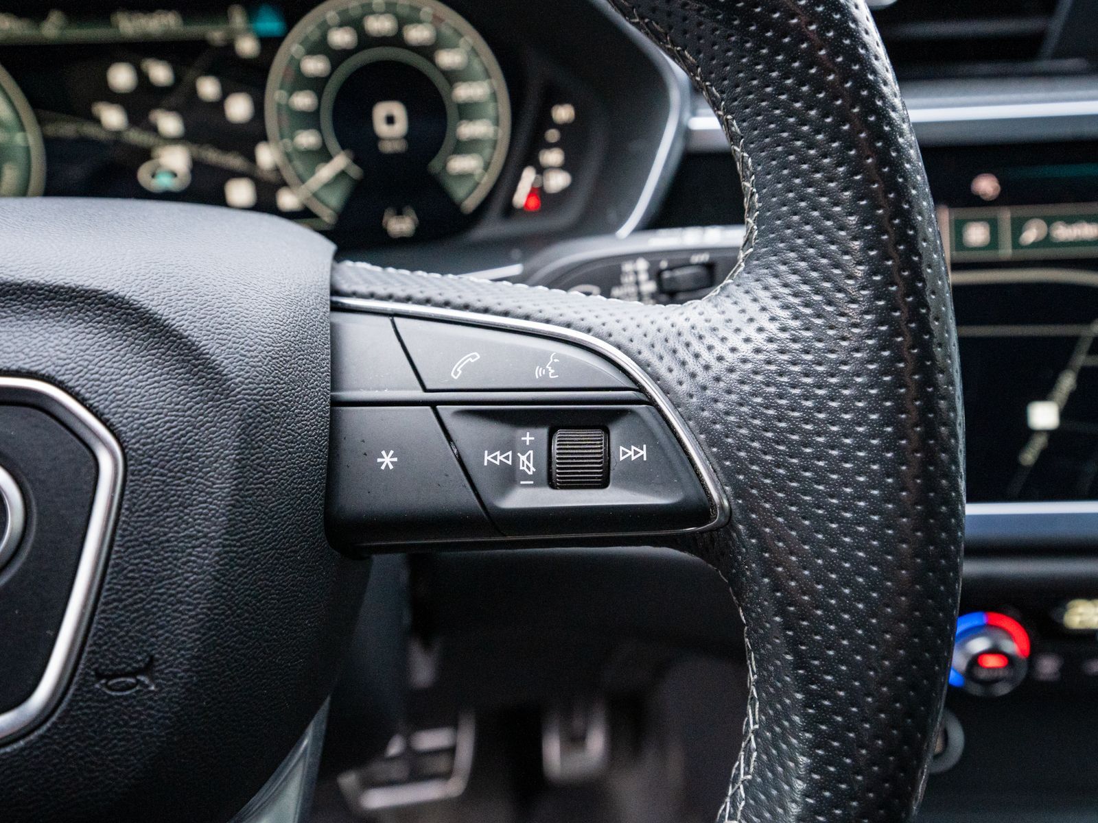 Fahrzeugabbildung Audi Q3 S line 45 TFSI e Stronic LED Navi RFK ACC SHZ