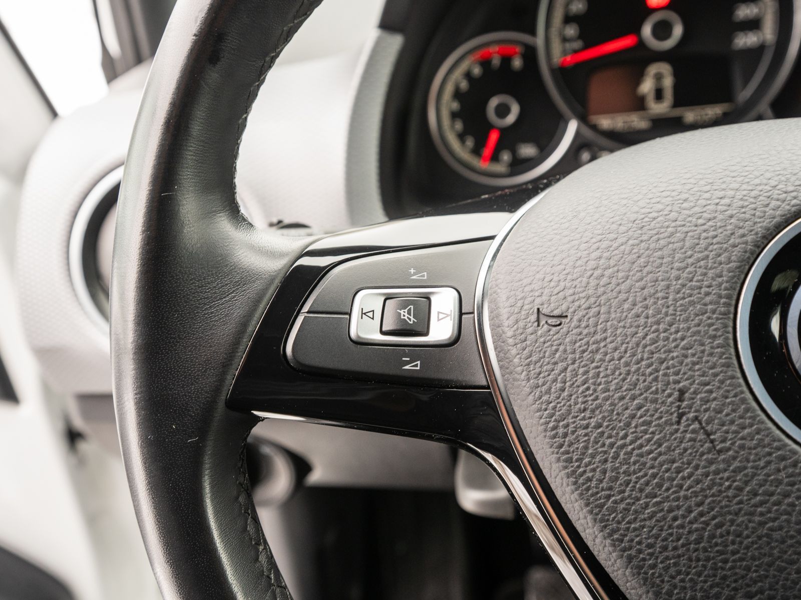 Fahrzeugabbildung Volkswagen up! ACTIVE 1.0MPI Klimaautomatik RFK PDC SHZ NSW