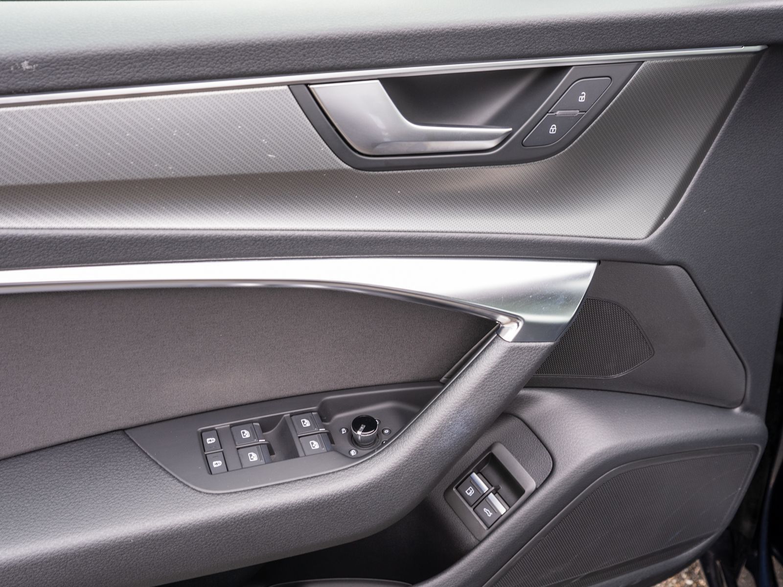 Fahrzeugabbildung Audi A6 Avant sport 50TFSI e quatt Stron LED RFK PANO