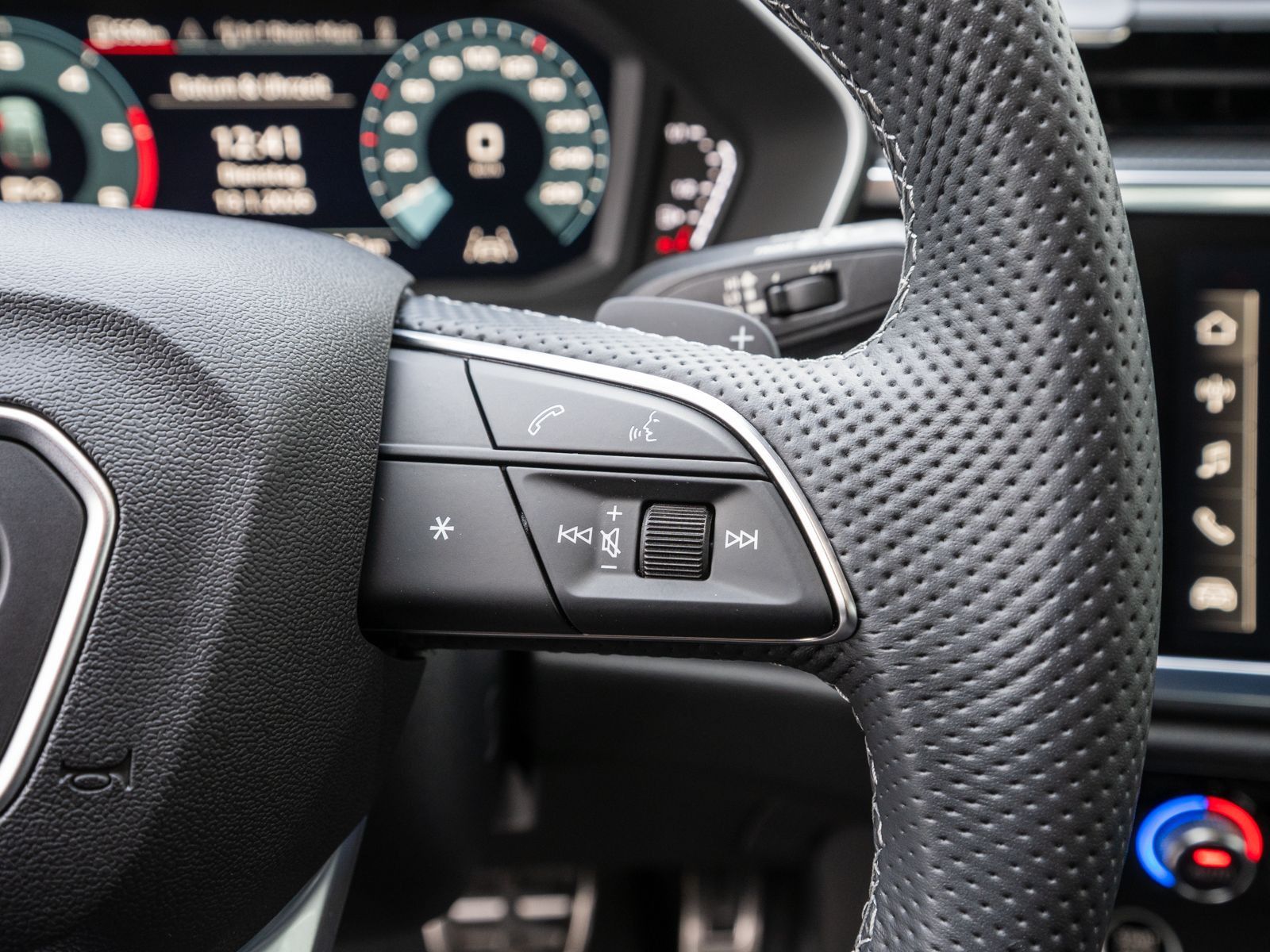 Fahrzeugabbildung Audi Q3 Sportback S line 35TDI quattro LED PDC SHZ