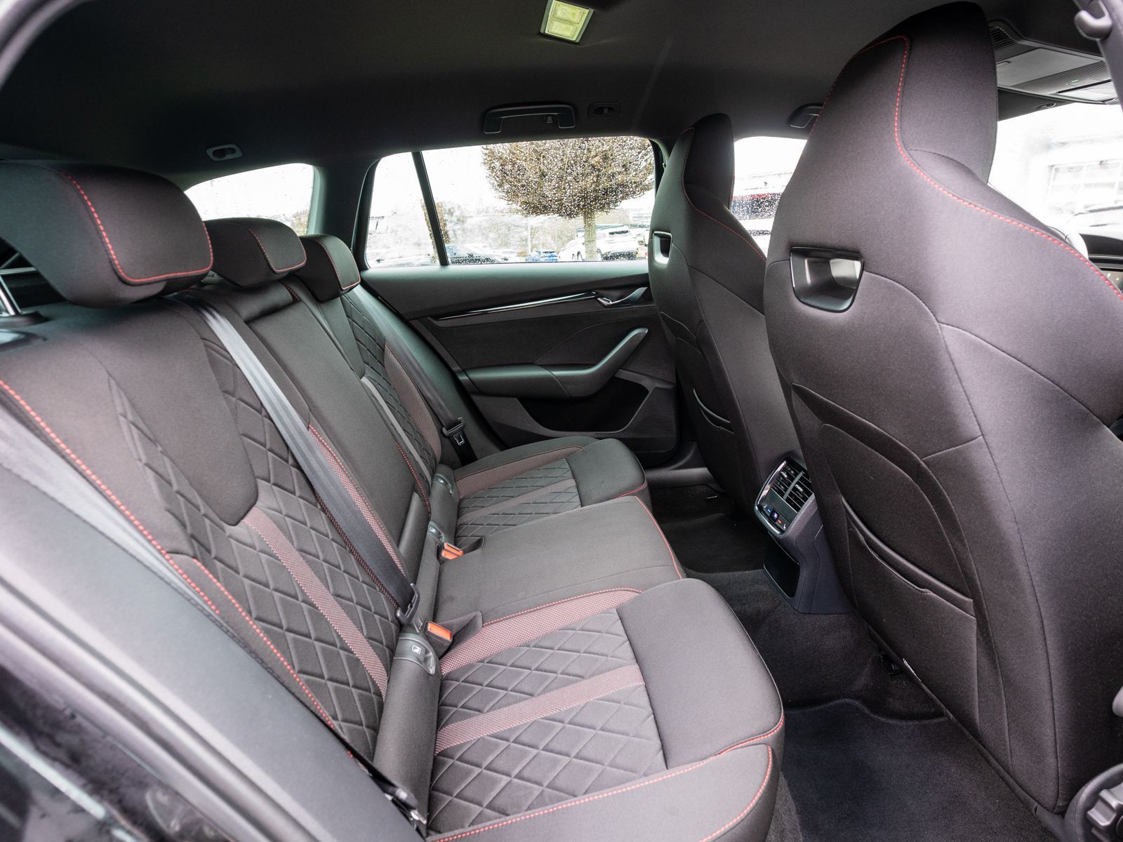 Fahrzeugabbildung SKODA Octavia Combi RS 4x4 2.0 TDI DSG AHK HUD ACC RFK