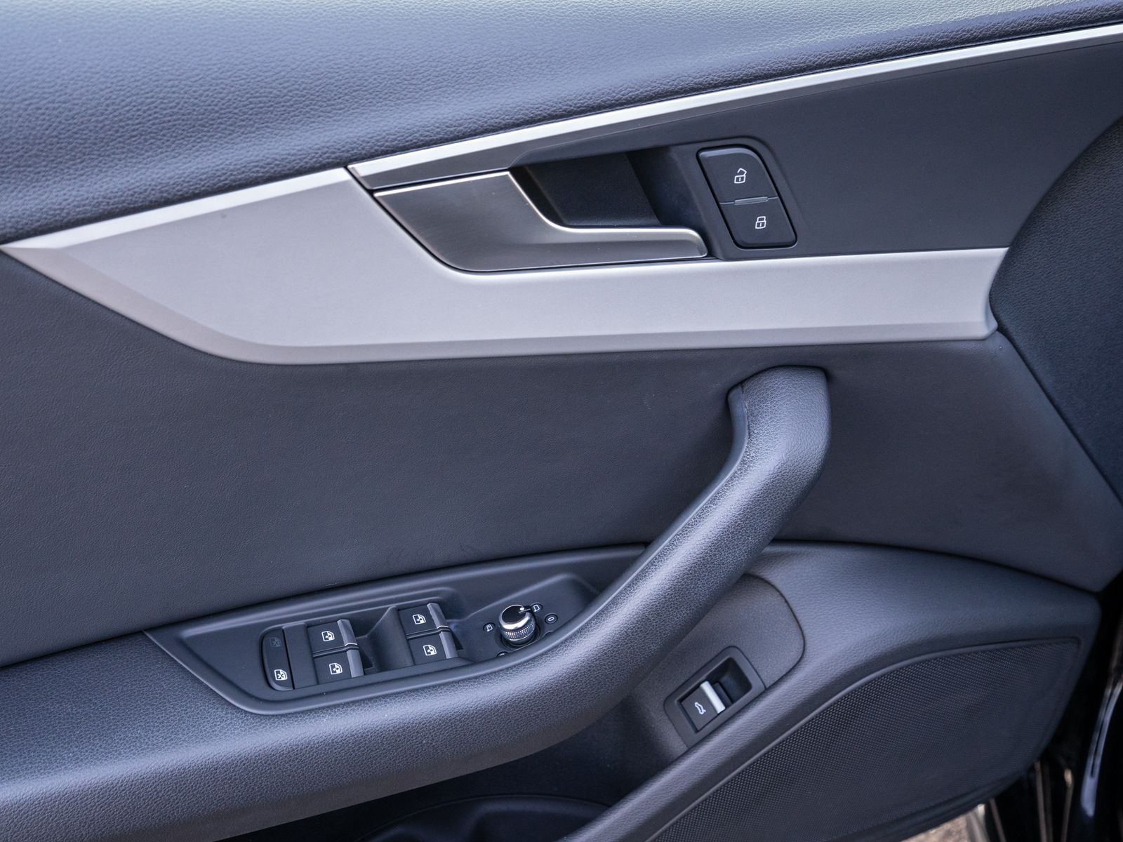 Fahrzeugabbildung Audi A4 Avant S line 35TFSI Stronic NAVI LED PDC VC