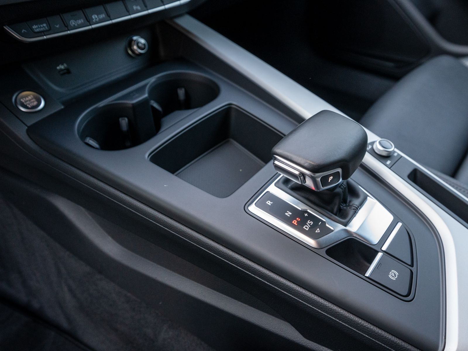 Fahrzeugabbildung Audi A4 Avant S line 35TFSI Stronic NAVI LED PDC VC