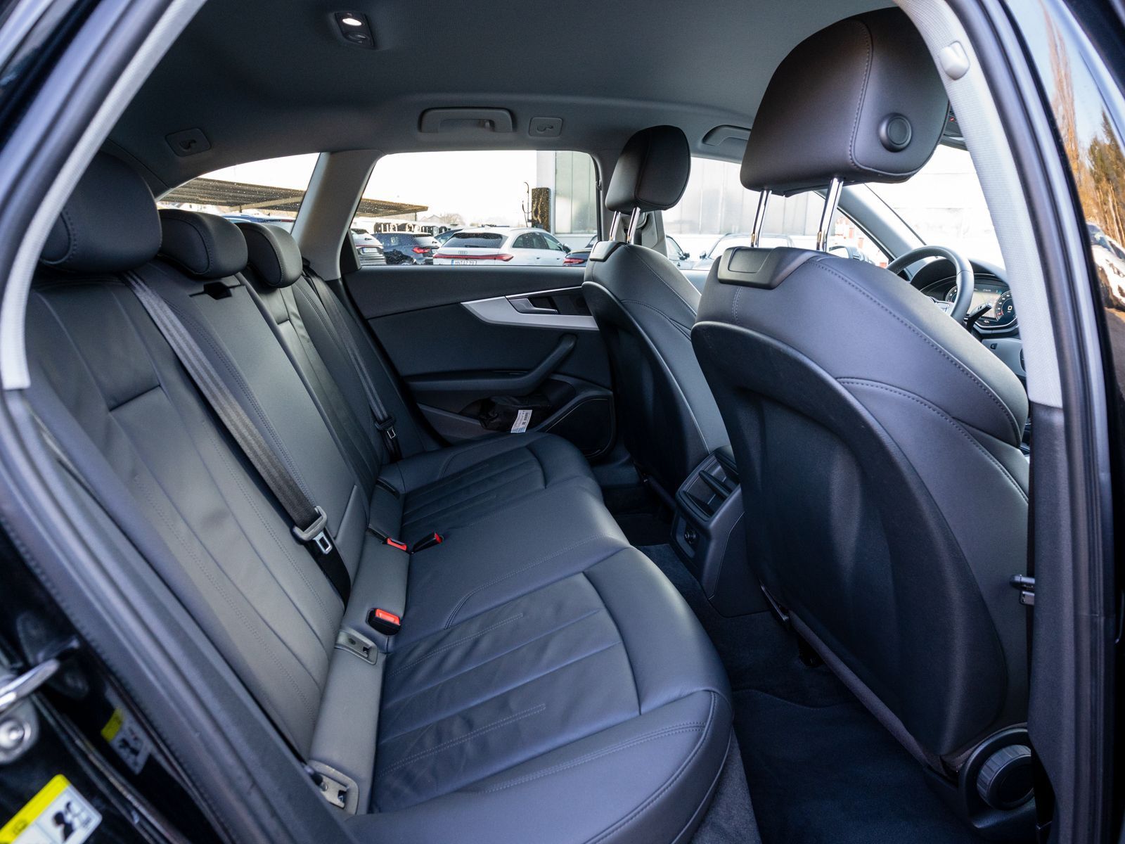 Fahrzeugabbildung Audi A4 Avant S line 35TFSI Stronic NAVI LED PDC VC