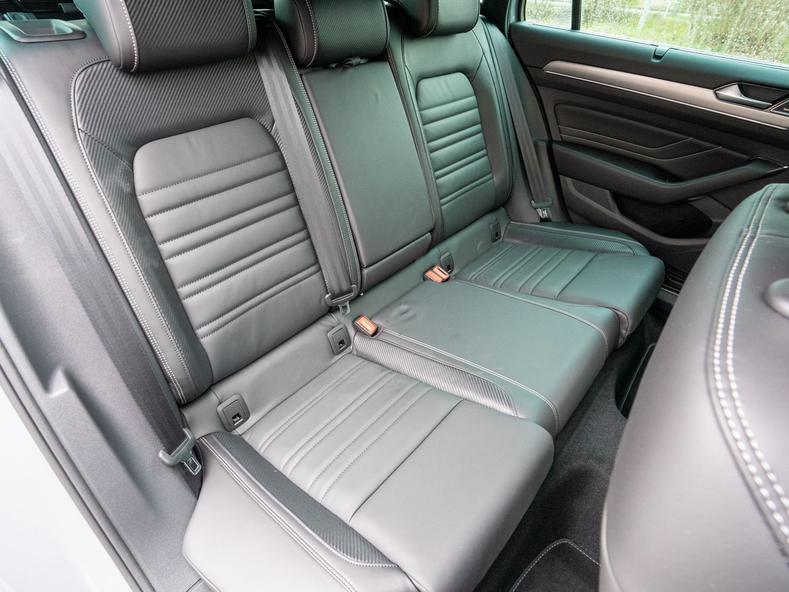 Fahrzeugabbildung Volkswagen Passat Variant R-Line 2.0TDI DSG LED NAVI AHK VC