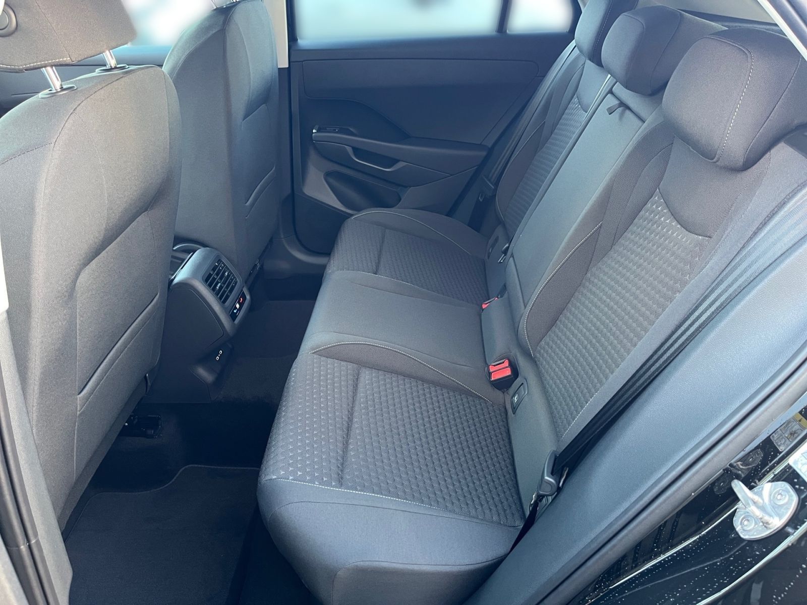 Fahrzeugabbildung Volkswagen T-Roc Life 1.5eTSI 116 PS DSG Kamera Navi AHK