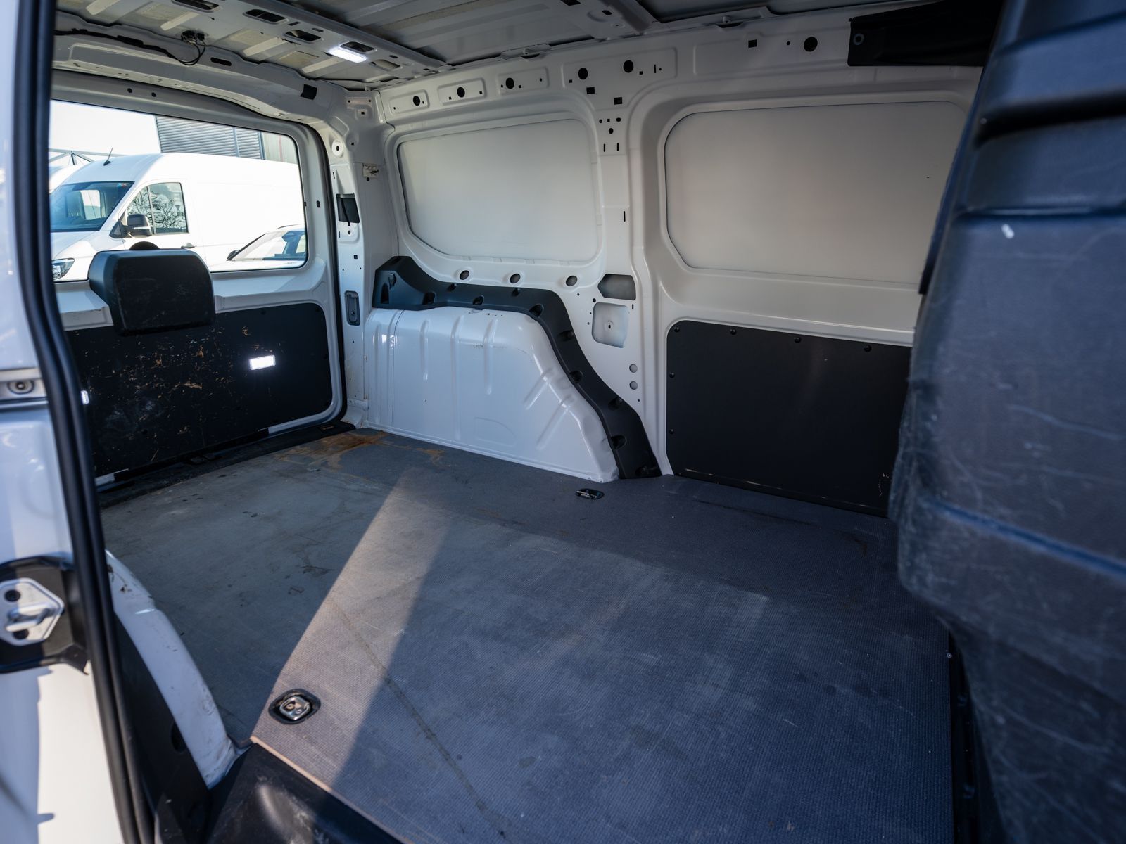Fahrzeugabbildung Volkswagen Caddy Cargo Maxi 2.0 TDI EcoProfi PDC Klima AHK