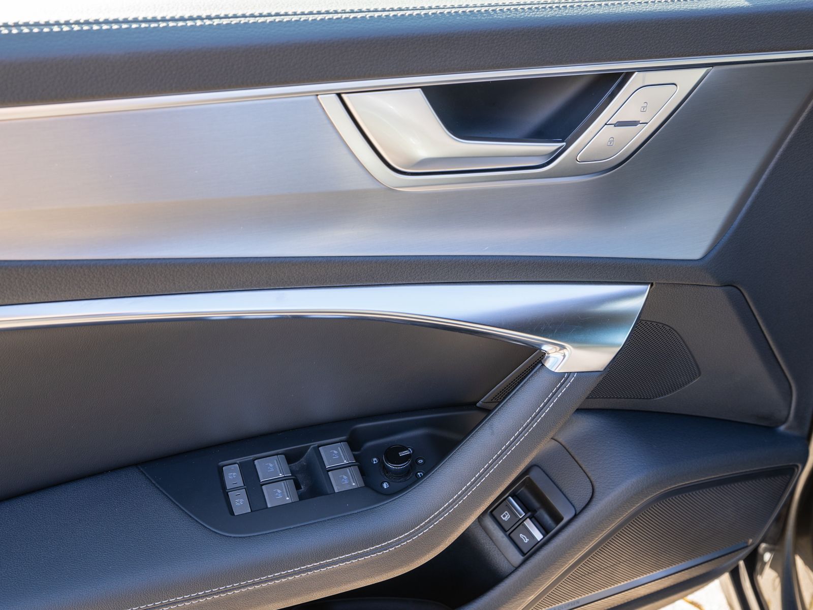 Fahrzeugabbildung Audi A6 Avant S line 55TFSI e quattro Stronic B&O AHK