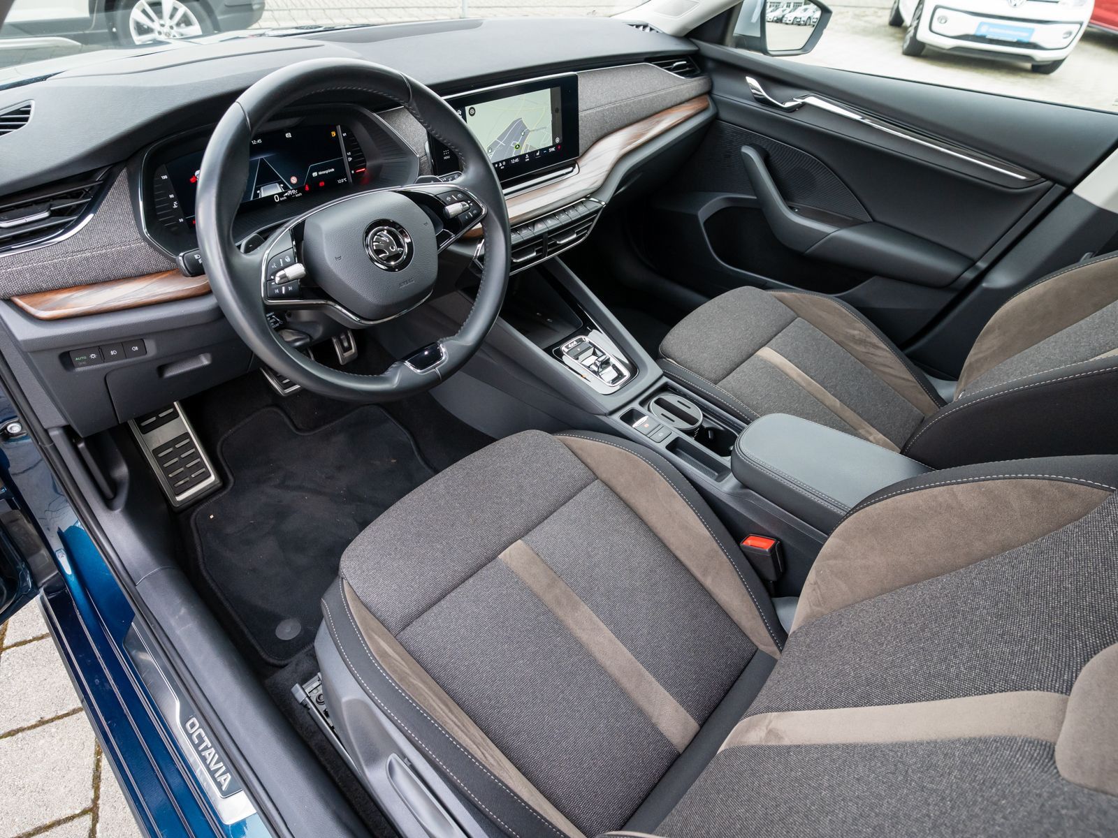 Fahrzeugabbildung SKODA Octavia Combi Scout 2.0 TDI 4x4 DSG LED HUD AHK