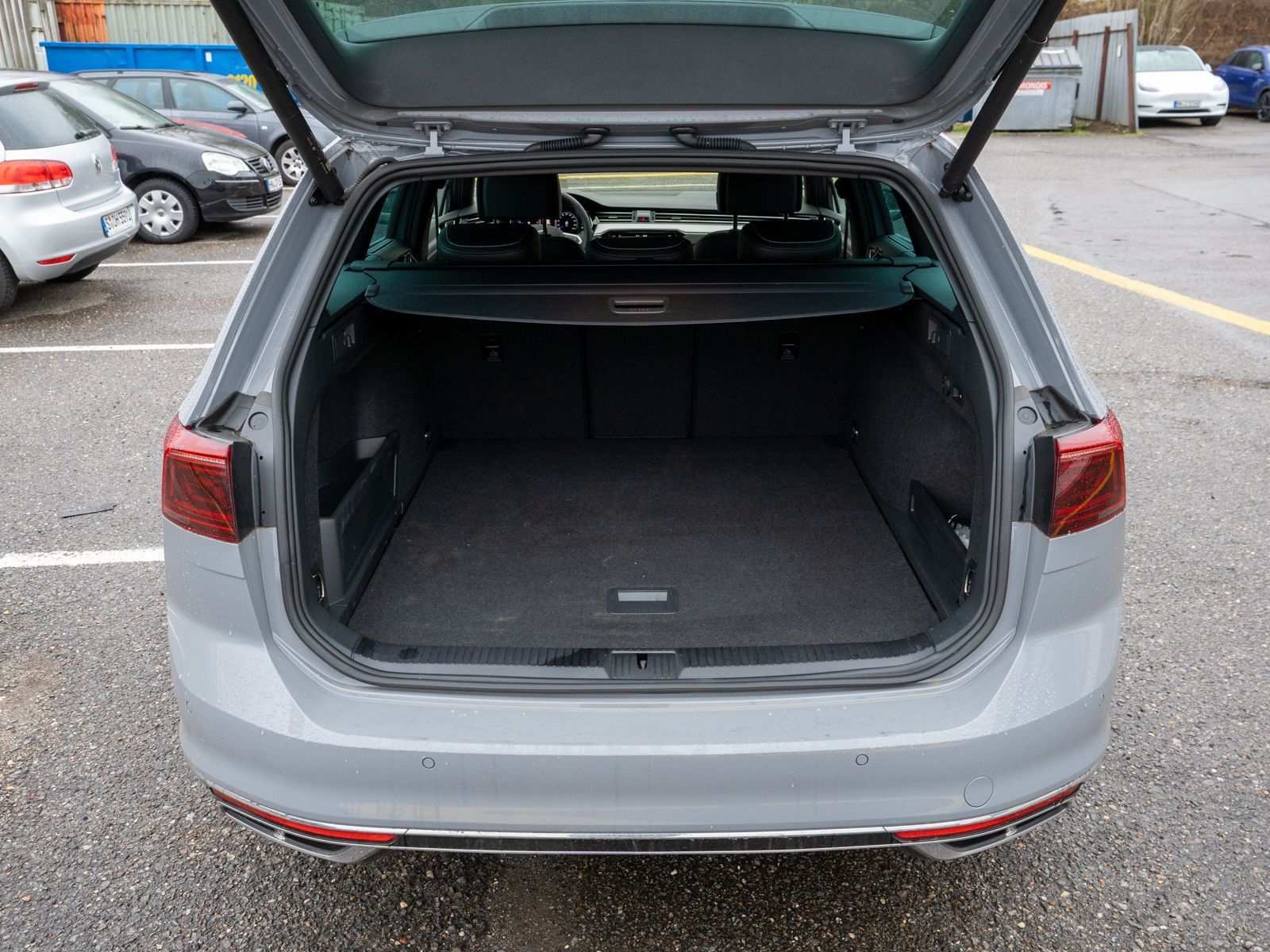 Fahrzeugabbildung Volkswagen Passat Variant R-Line 2.0TDI DSG LED NAVI AHK VC