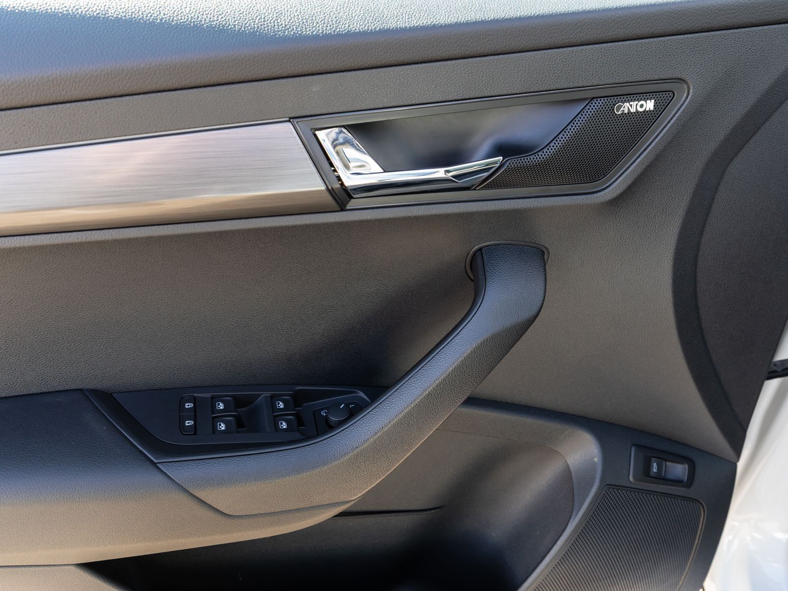Fahrzeugabbildung SKODA Karoq Clever 1,5 TSI DSG NAVI AHK PANO Standhz