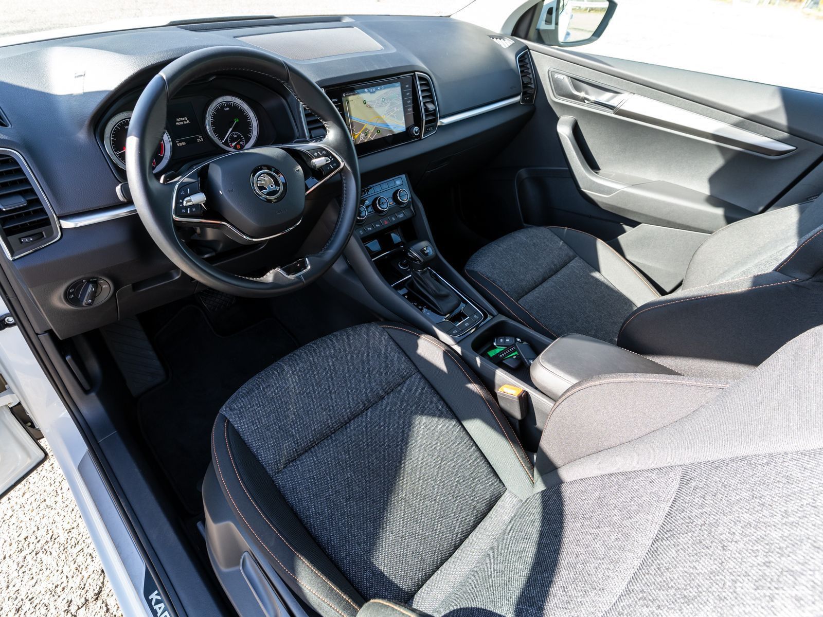 Fahrzeugabbildung SKODA Karoq Clever 1,5 TSI DSG NAVI AHK PANO Standhz