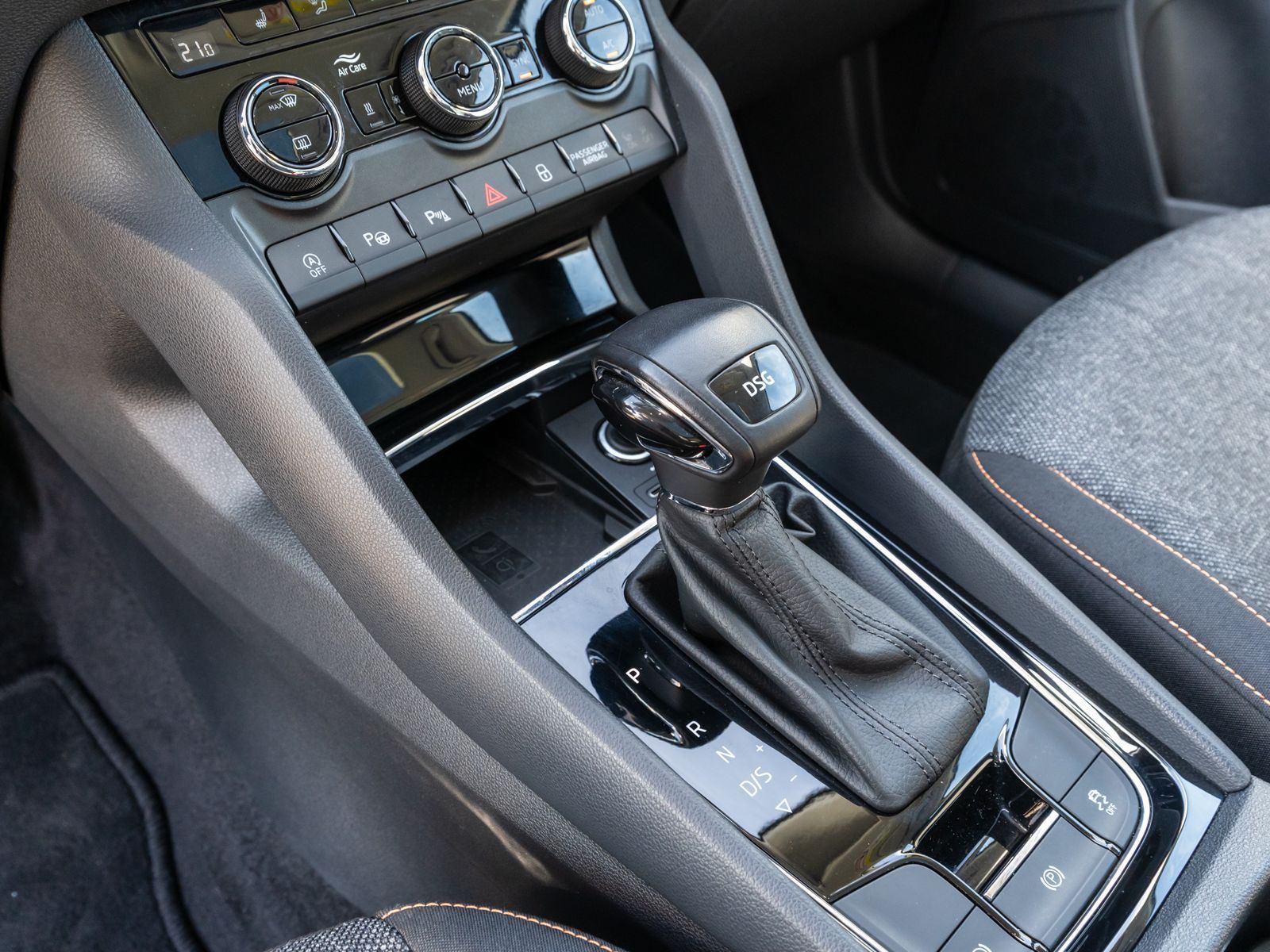 Fahrzeugabbildung SKODA Karoq Clever 1,5 TSI DSG NAVI AHK PANO Standhz