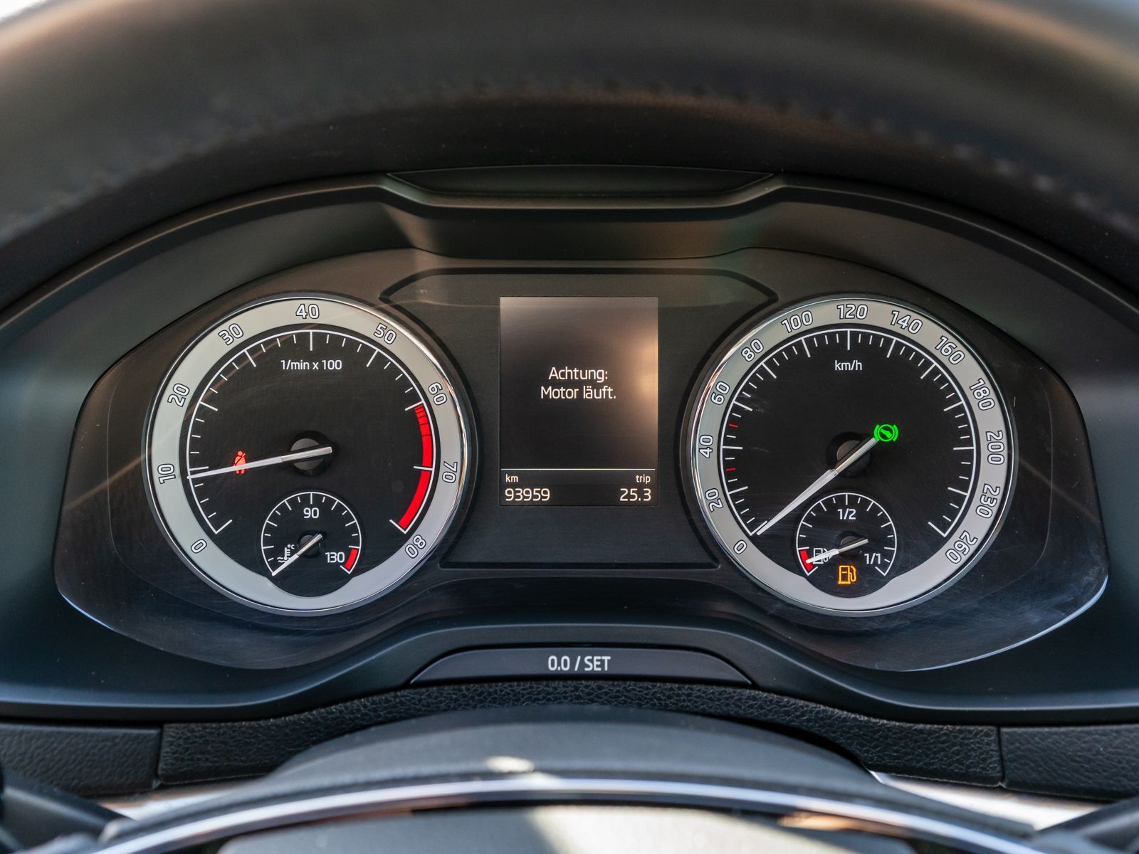Fahrzeugabbildung SKODA Karoq Clever 1,5 TSI DSG NAVI AHK PANO Standhz