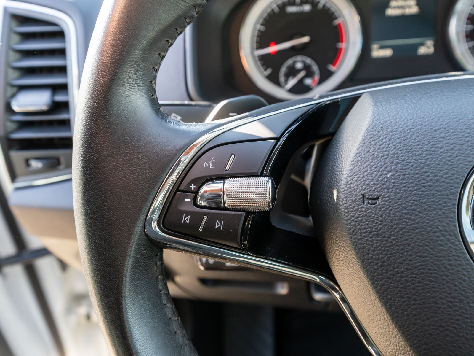 Fahrzeugabbildung SKODA Karoq Clever 1,5 TSI DSG NAVI AHK PANO Standhz