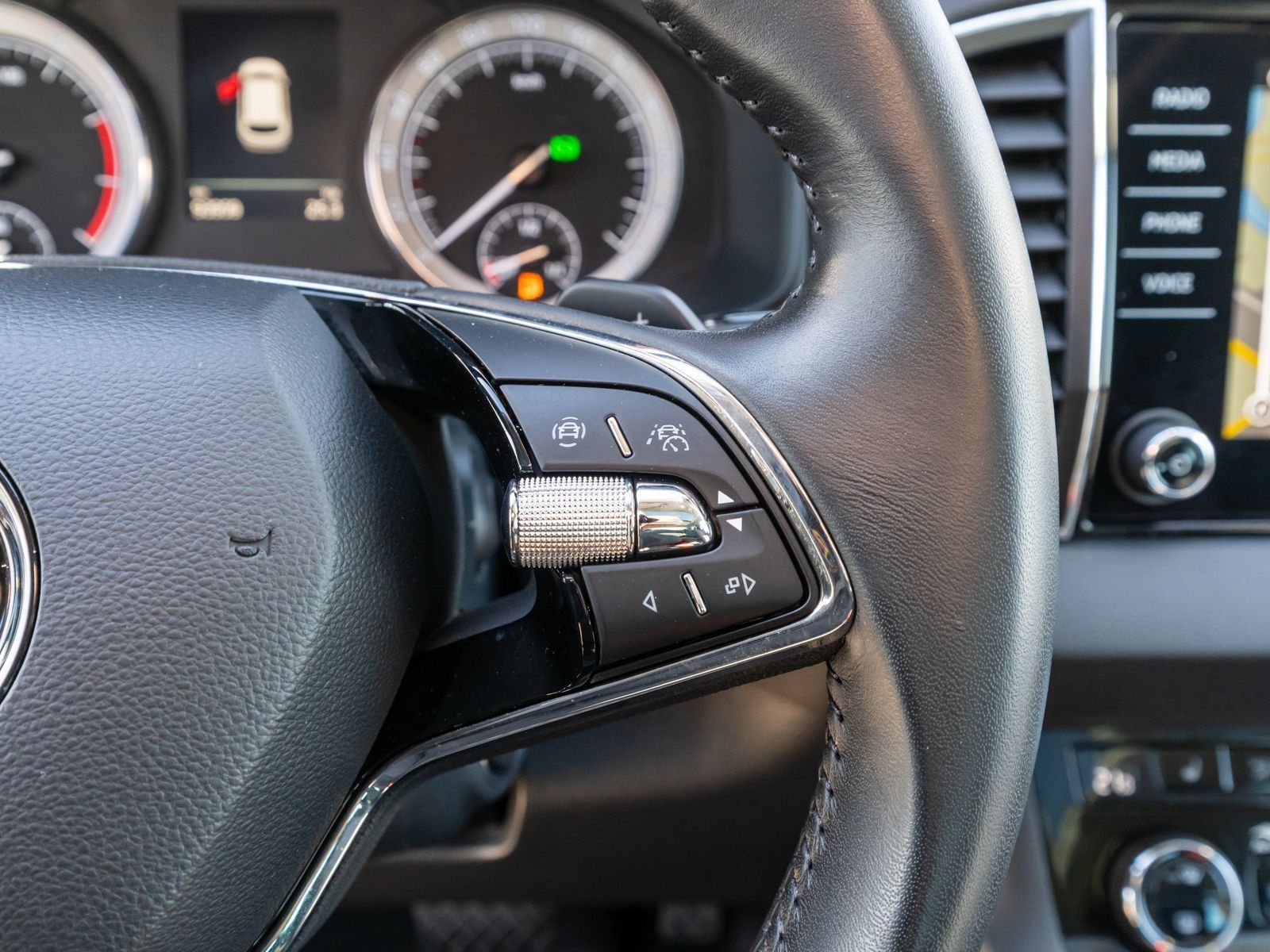 Fahrzeugabbildung SKODA Karoq Clever 1,5 TSI DSG NAVI AHK PANO Standhz