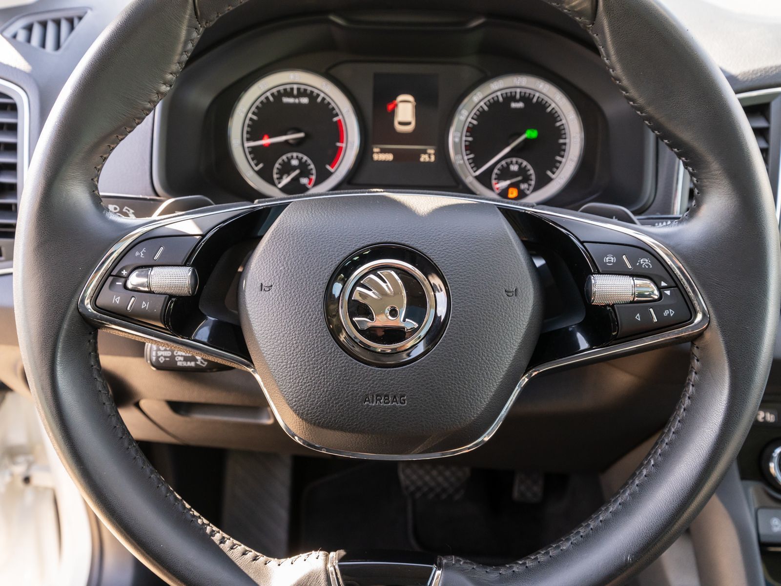 Fahrzeugabbildung SKODA Karoq Clever 1,5 TSI DSG NAVI AHK PANO Standhz