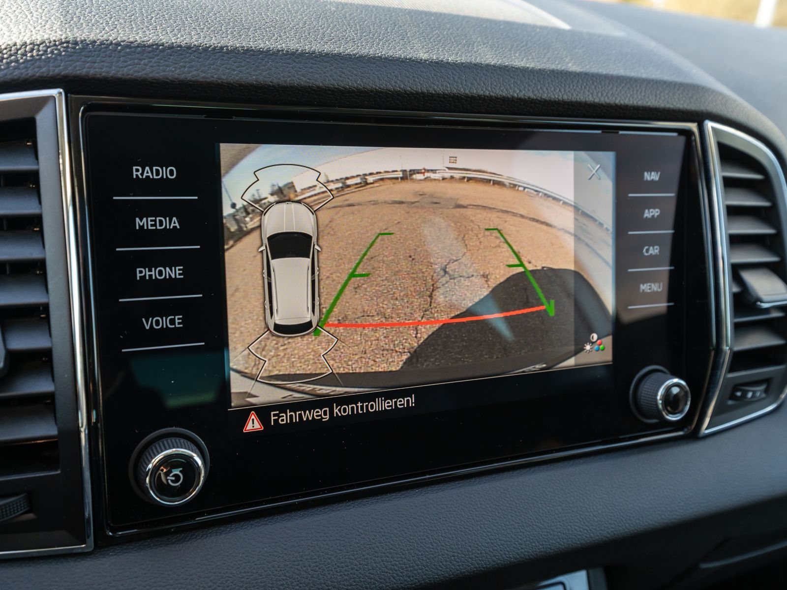 Fahrzeugabbildung SKODA Karoq Clever 1,5 TSI DSG NAVI AHK PANO Standhz