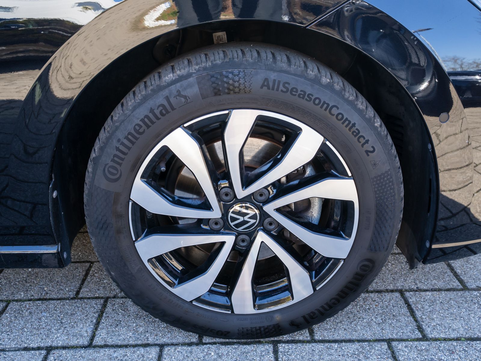 Fahrzeugabbildung Volkswagen Golf Active 2,0 TDI DSG LED NAVI PANO AHK HUD