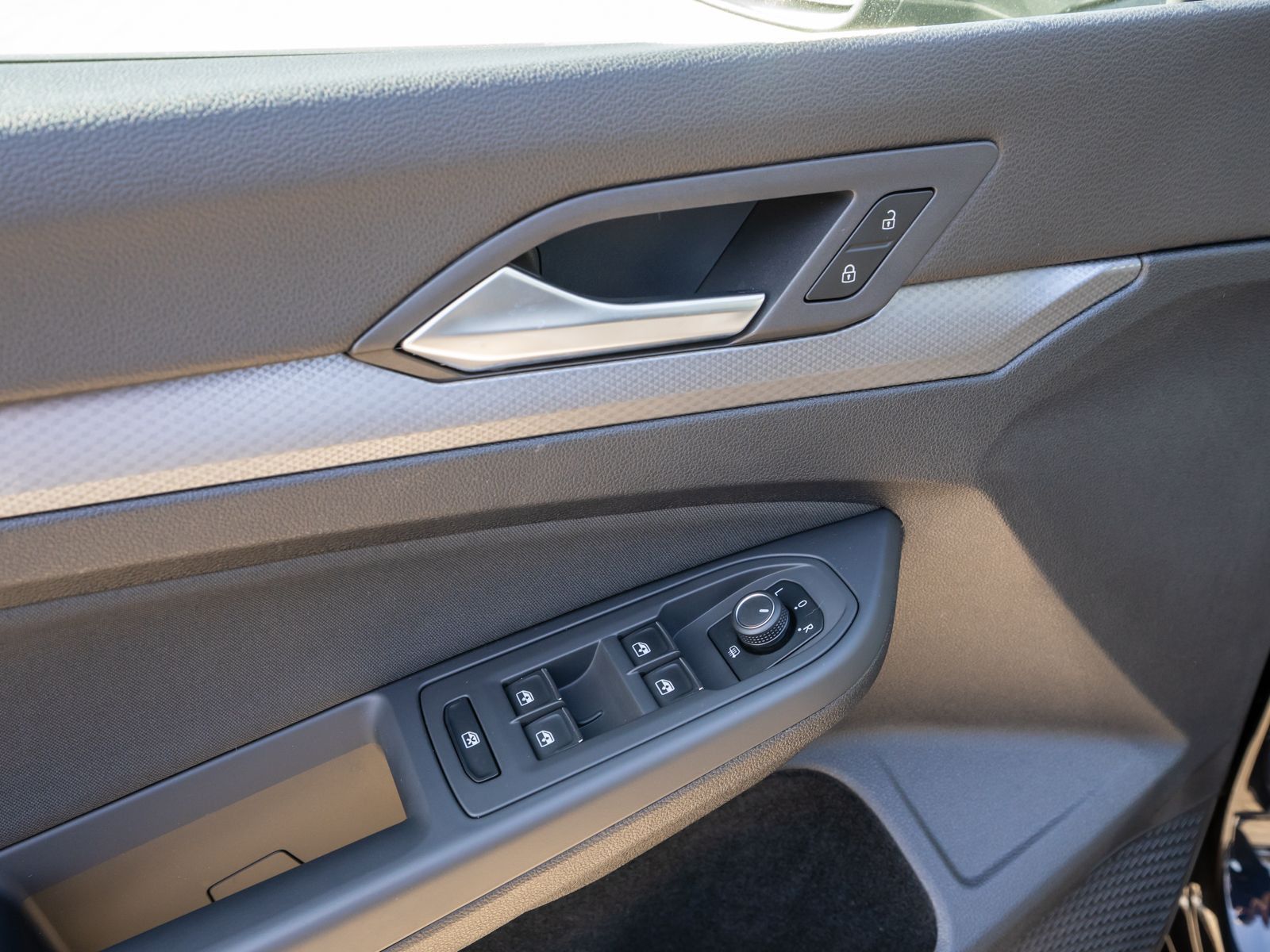 Fahrzeugabbildung Volkswagen Golf Active 2,0 TDI DSG LED NAVI PANO AHK HUD