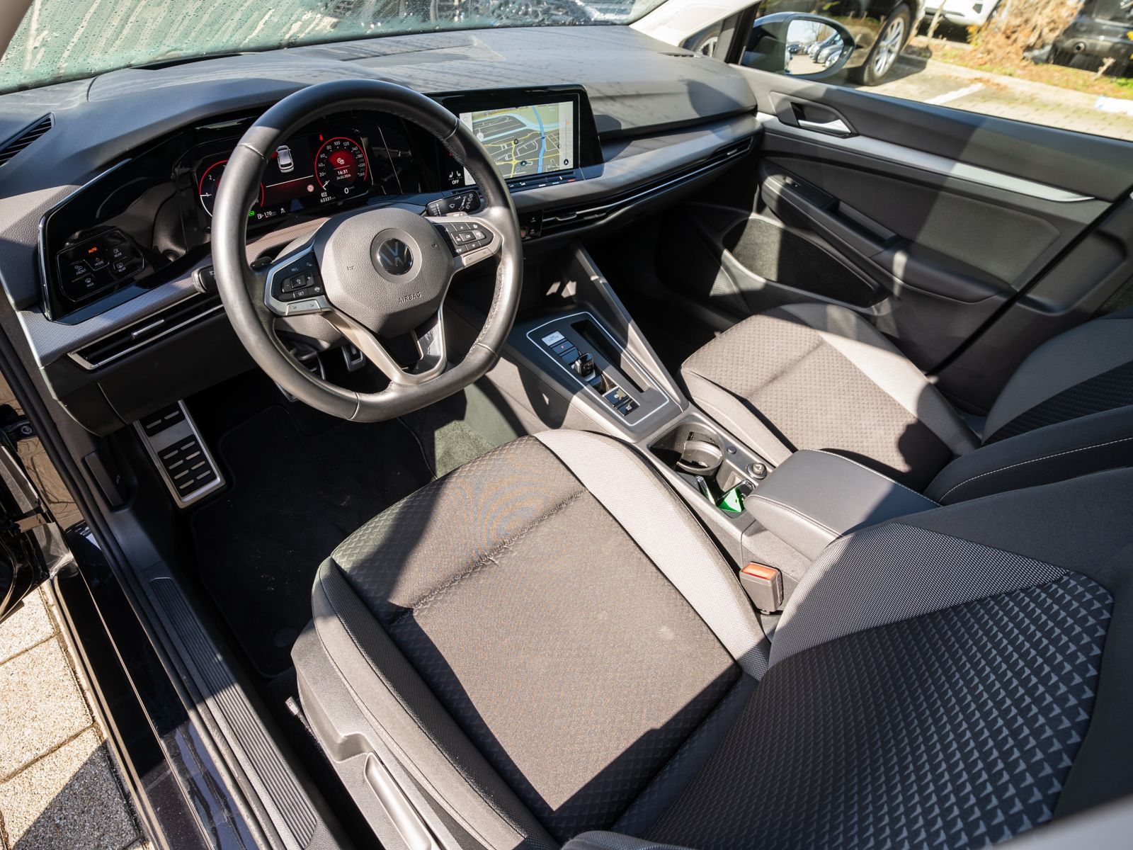 Fahrzeugabbildung Volkswagen Golf Active 2,0 TDI DSG LED NAVI PANO AHK HUD