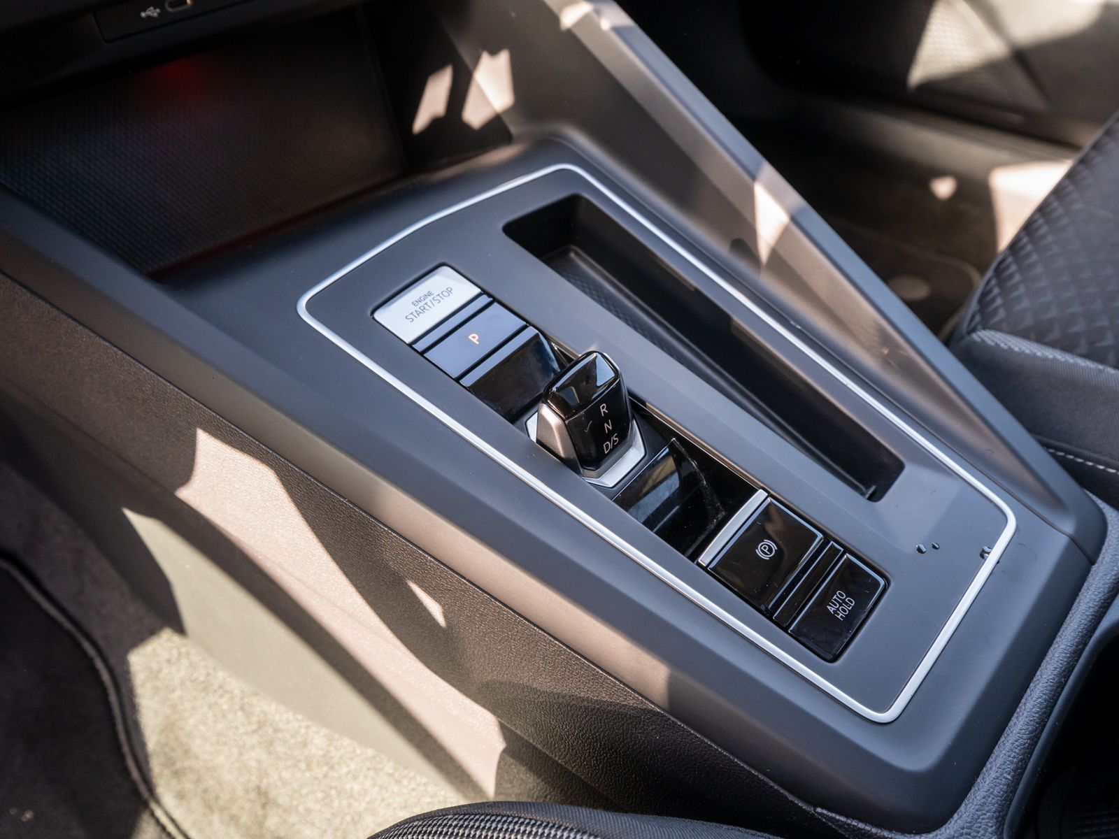 Fahrzeugabbildung Volkswagen Golf Active 2,0 TDI DSG LED NAVI PANO AHK HUD