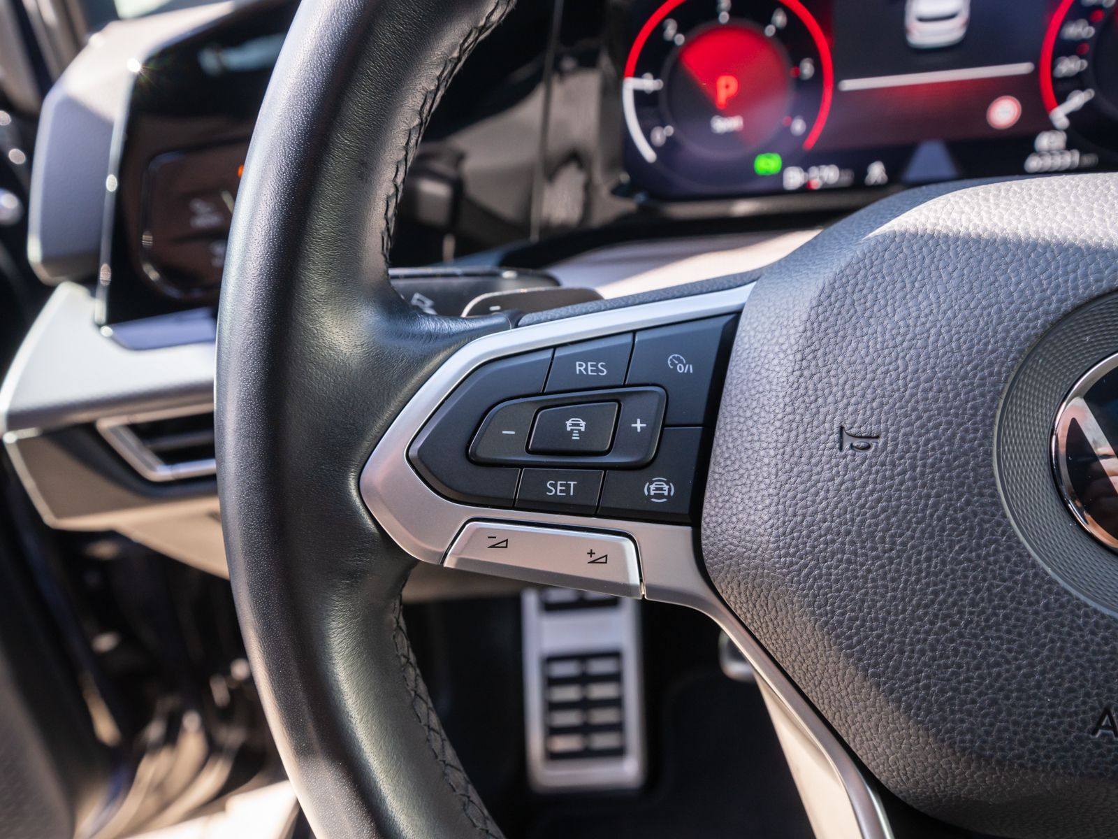 Fahrzeugabbildung Volkswagen Golf Active 2,0 TDI DSG LED NAVI PANO AHK HUD