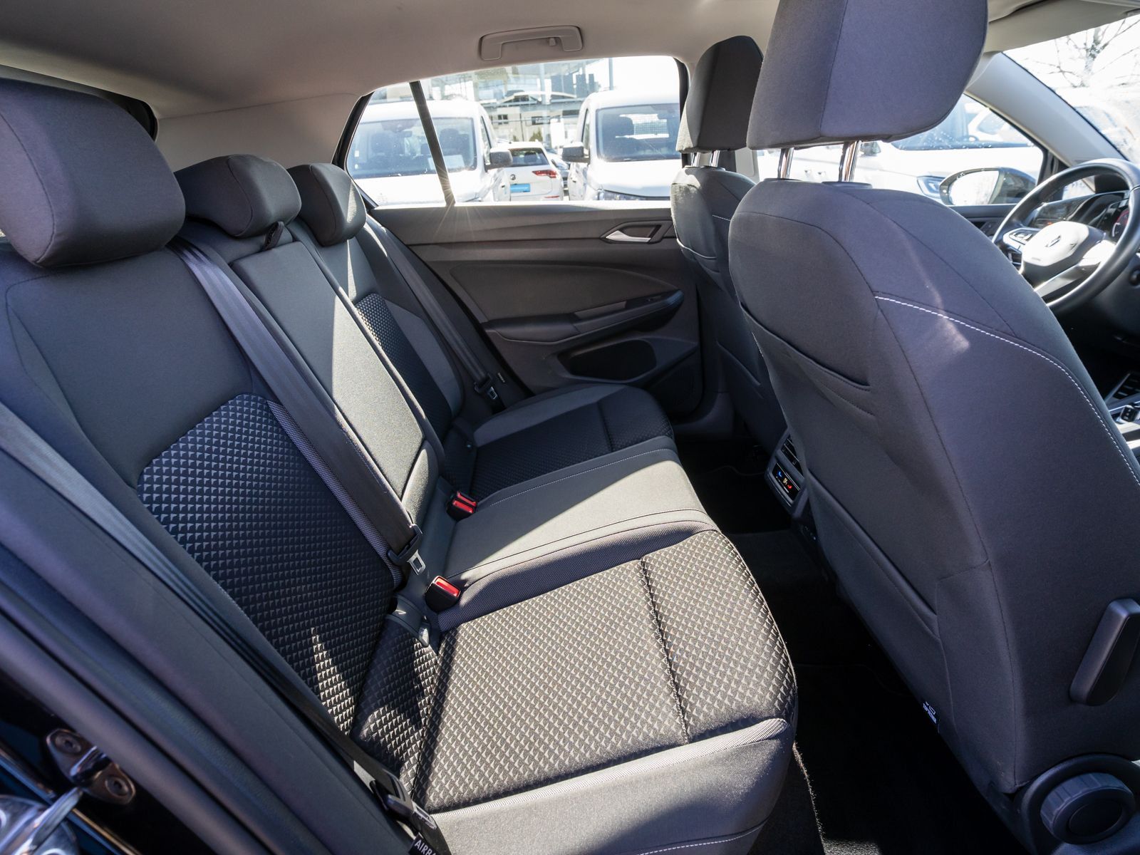 Fahrzeugabbildung Volkswagen Golf Active 2,0 TDI DSG LED NAVI PANO AHK HUD