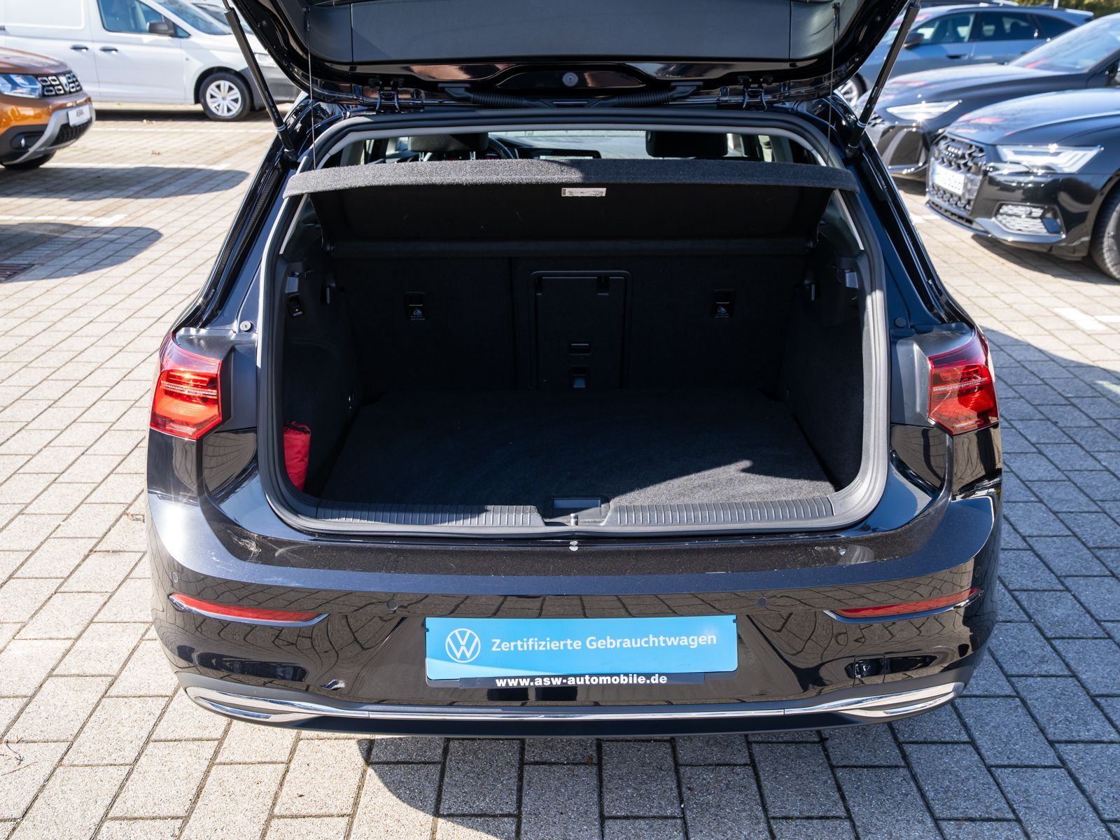 Fahrzeugabbildung Volkswagen Golf Active 2,0 TDI DSG LED NAVI PANO AHK HUD