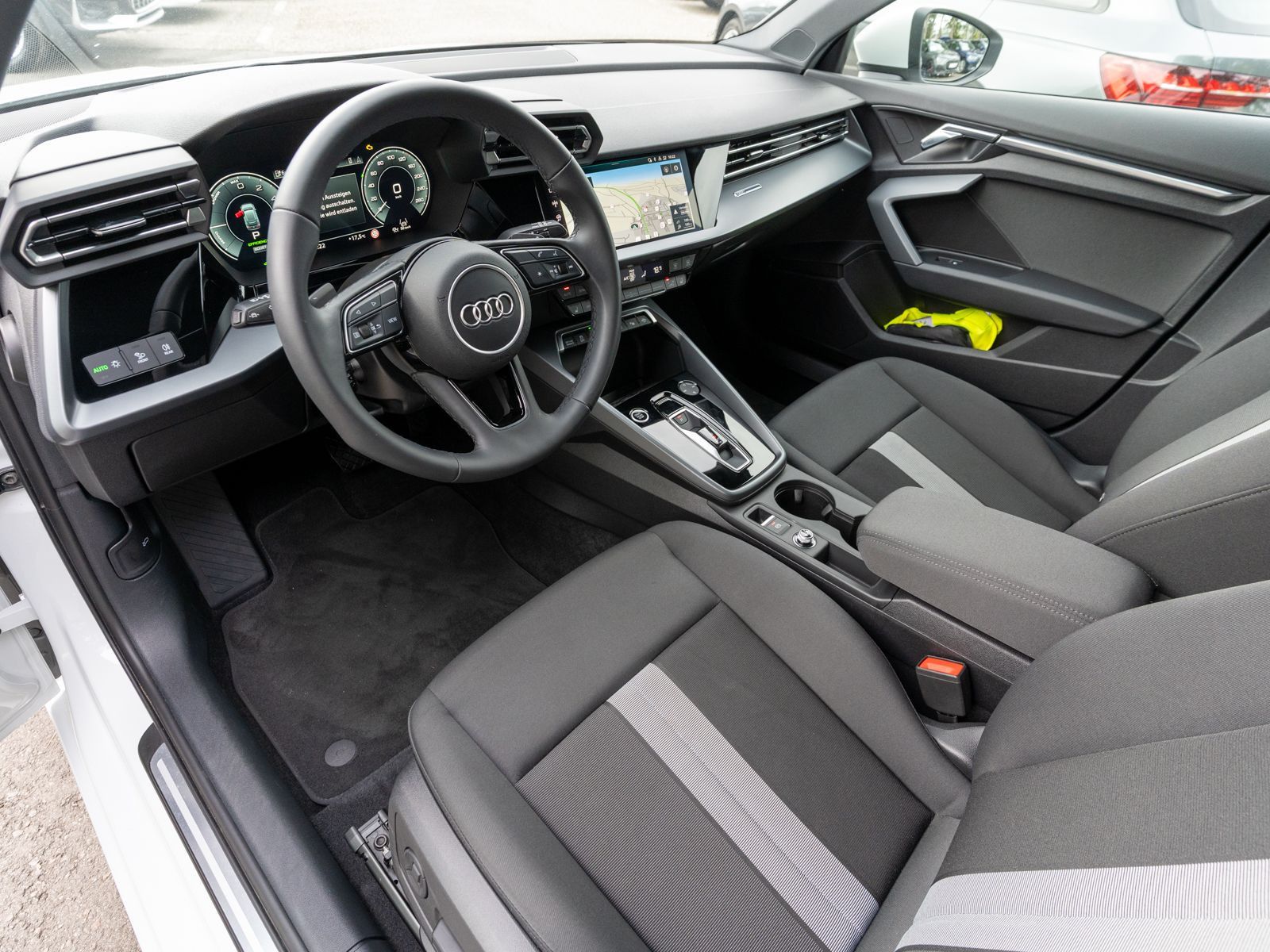 Fahrzeugabbildung Audi A3 Sportback Advanced TFSI e NAVI LED RFK ACC VC