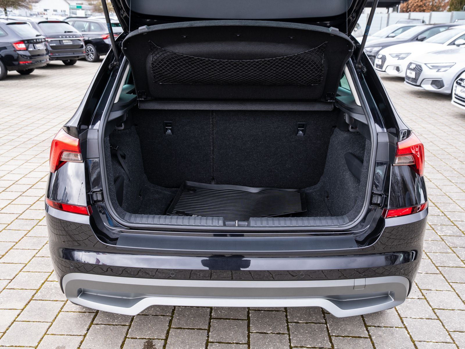 Fahrzeugabbildung SKODA Kamiq Clever 1.0TSI 5-Gang LED Navi RFK SHZ VC