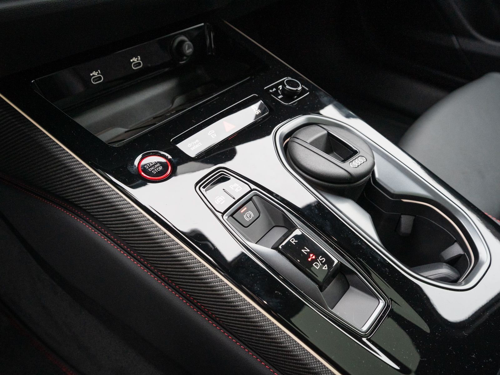 Fahrzeugabbildung Audi A6 Avant e-hybrid quattro Panoramadach AHK