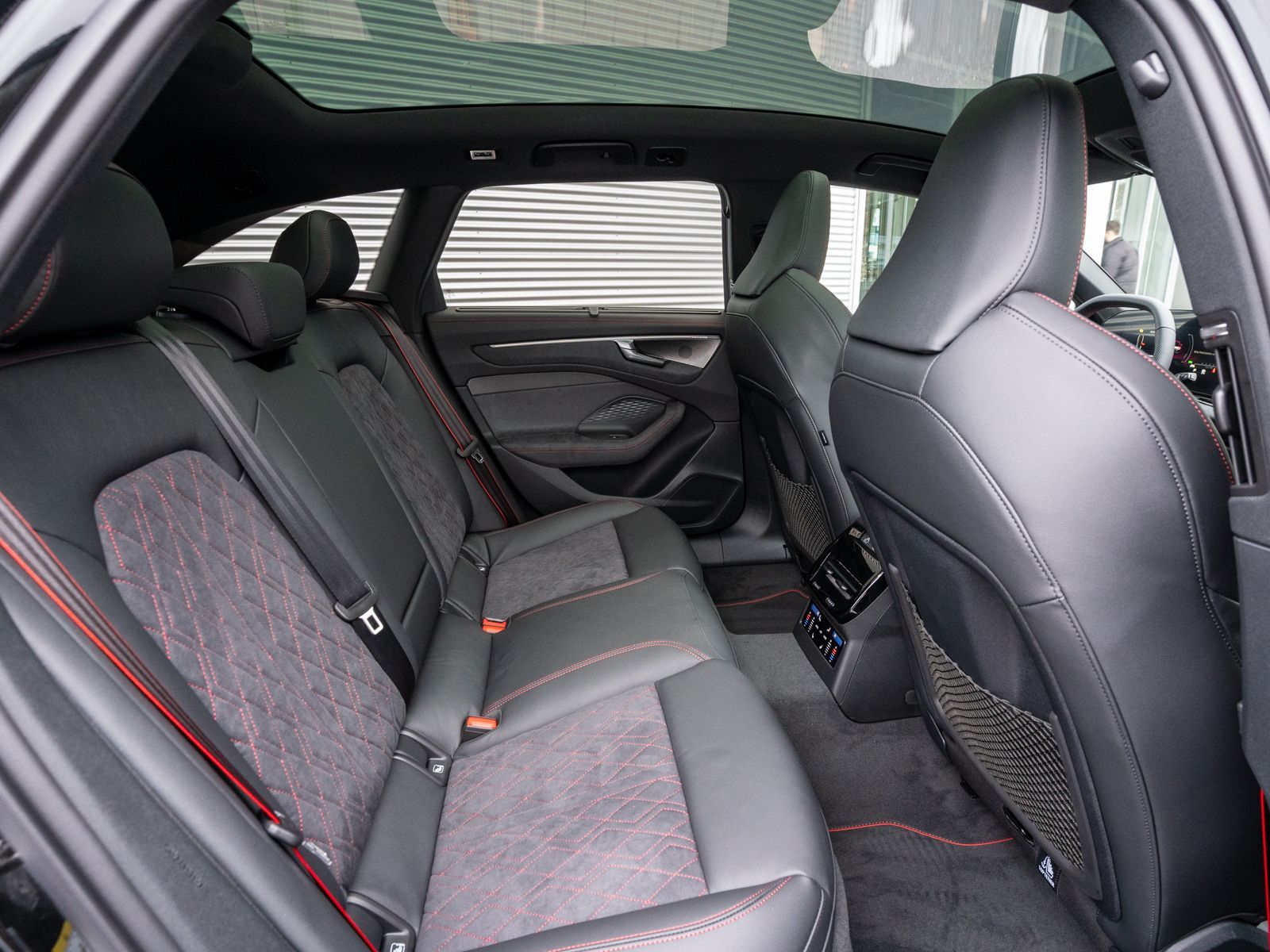 Fahrzeugabbildung Audi A6 Avant e-hybrid quattro Panoramadach AHK